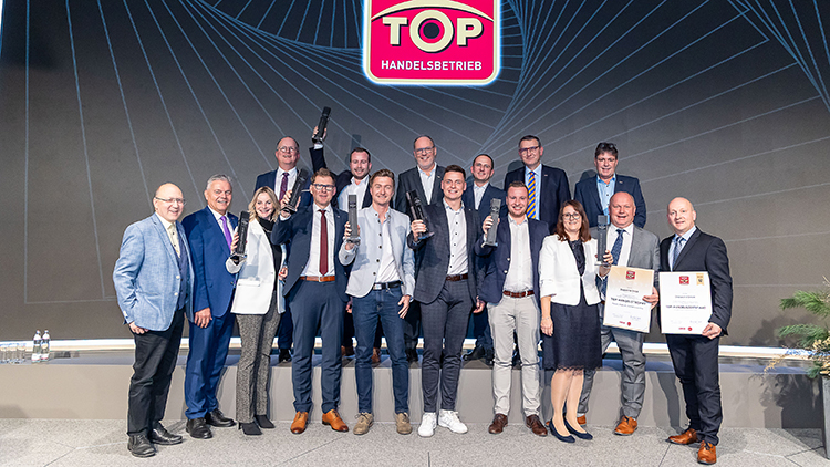 Trophygewinner mit Gratulanten