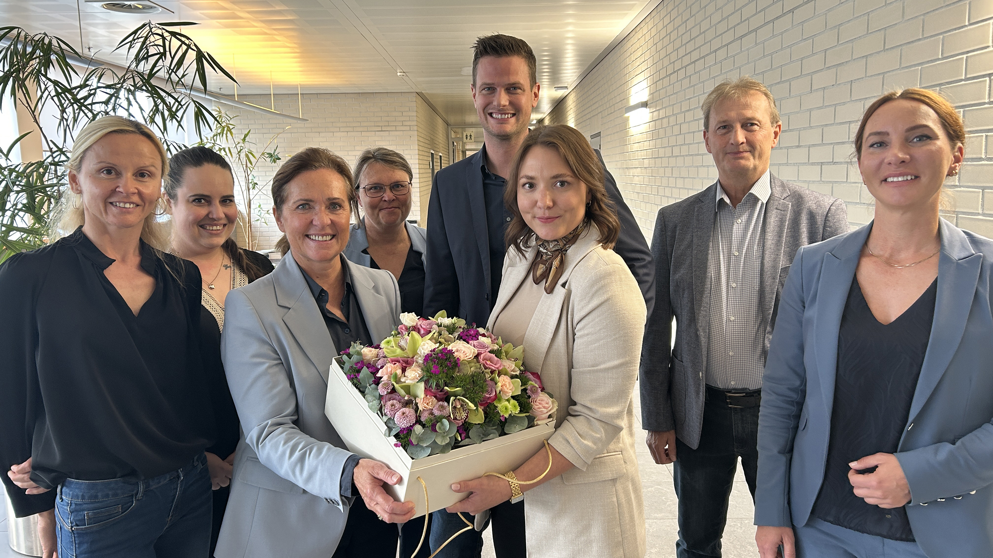 Das Team der Volkswirtschaften Gesellschaft: (v. l.) Sabine Pux (Produktmanagement), Bianca Holzer (Officemanagement), Ex-Präsidentin Angelika Sery-Froschauer, Rechnungsprüferin Monika Eckmann, der neue Präsident Bernhard Aichinger, die neue Geschäftsführerin Julia Lauss, Rechnungsprüfer Franz Brunner, Vizepräsidentin Eva-Maria Schupfer.