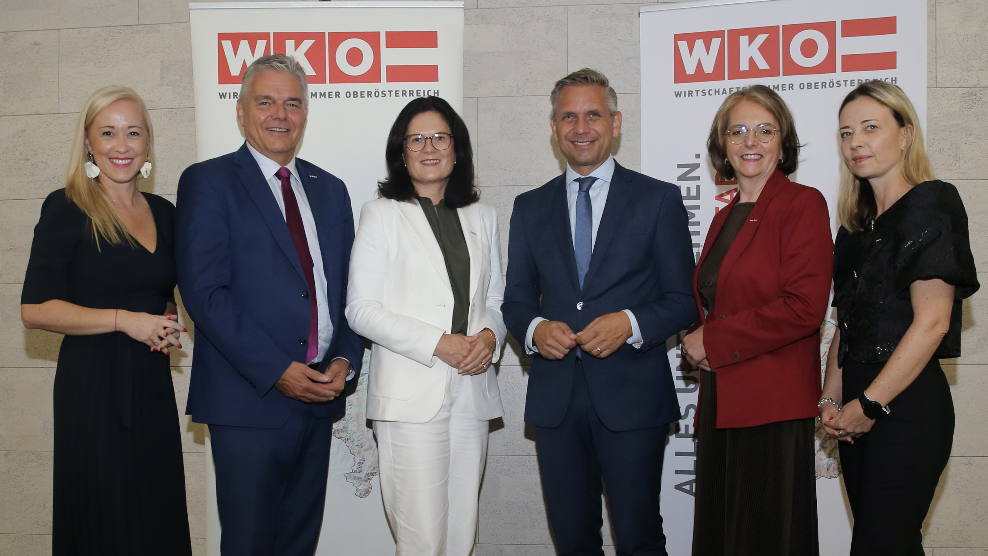 V. l.: Moderatorin Sabine Kronberger, Leo Jindrak (Vizepräsident WKO Oberösterreich), Bettina Stelzer-Wögerer (WKO-Obfrau Steyr-Stadt), BM Wolfgang Hattmannsdorfer, Judith Ringer (WKO-Obfrau Steyr-Land), Cornelia Schwabl (Leiterin WKO Steyr) beim Wirtschaftsempfang im Haus der regionalen Wirtschaft. 