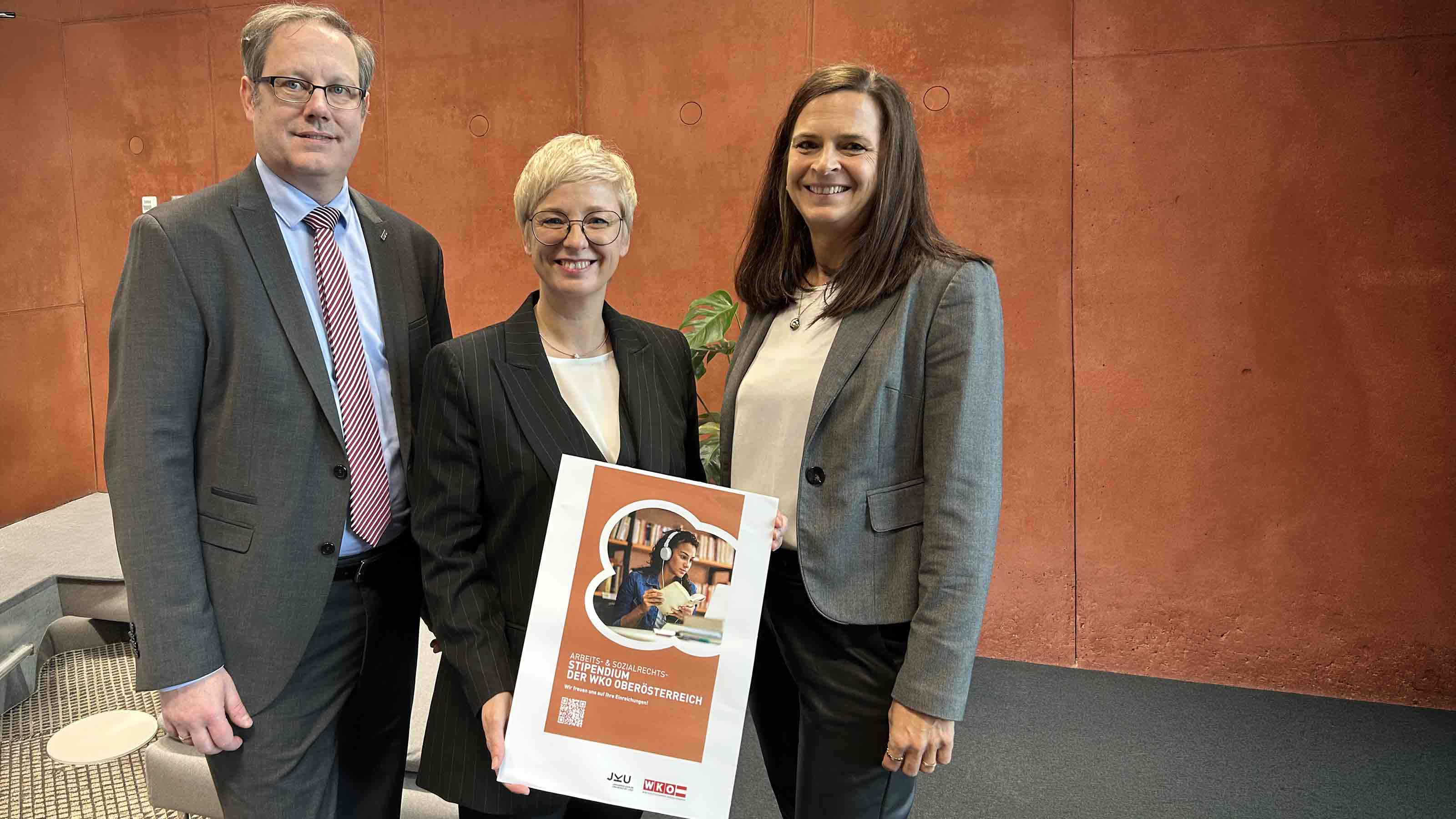 V. l.: JKU-Rektor Stefan Koch, WKO&Ouml;-Pr&auml;sidentin Doris Hummer und Barbara Kammler, Vorst&auml;ndin des Instituts f&uuml;r Arbeits- und Sozialrecht