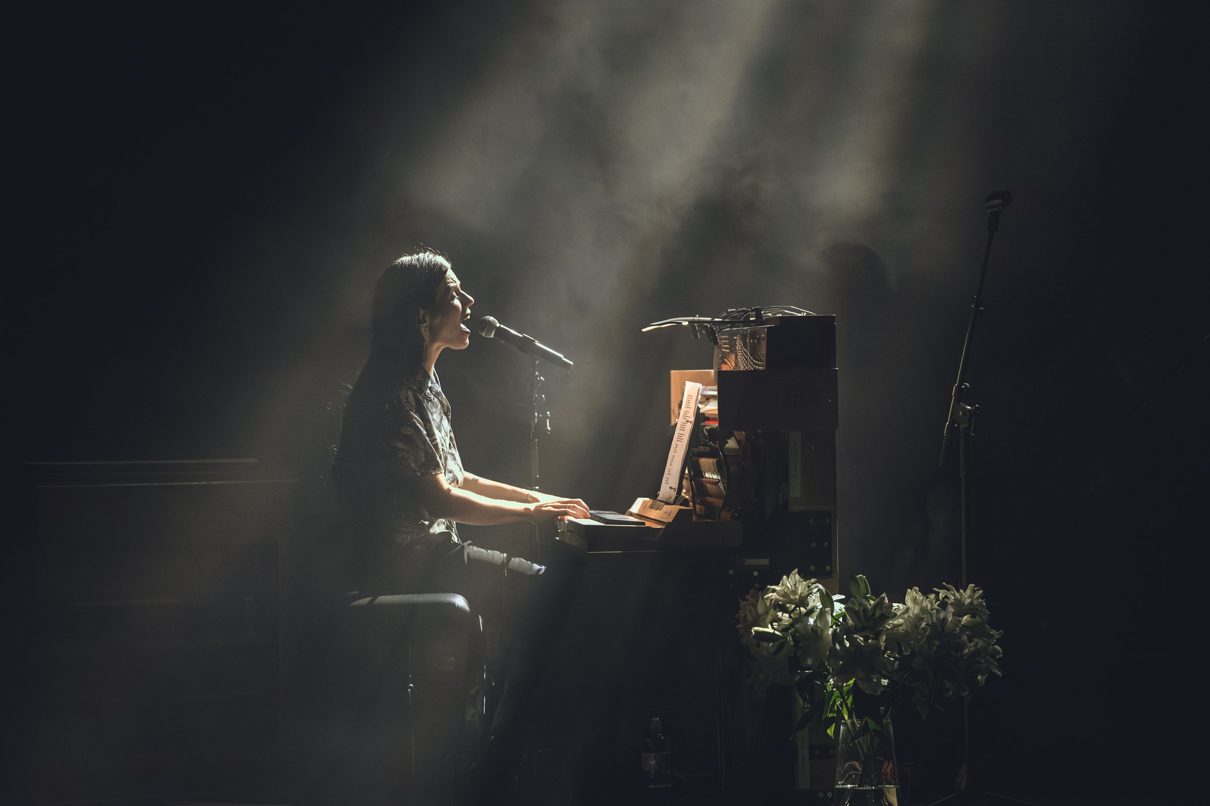 Soap&Skin w&auml;hrend einer Live-Performance am Klavier im Gro&szlig;en Haus des Tiroler Landestheaters in Innsbruck.