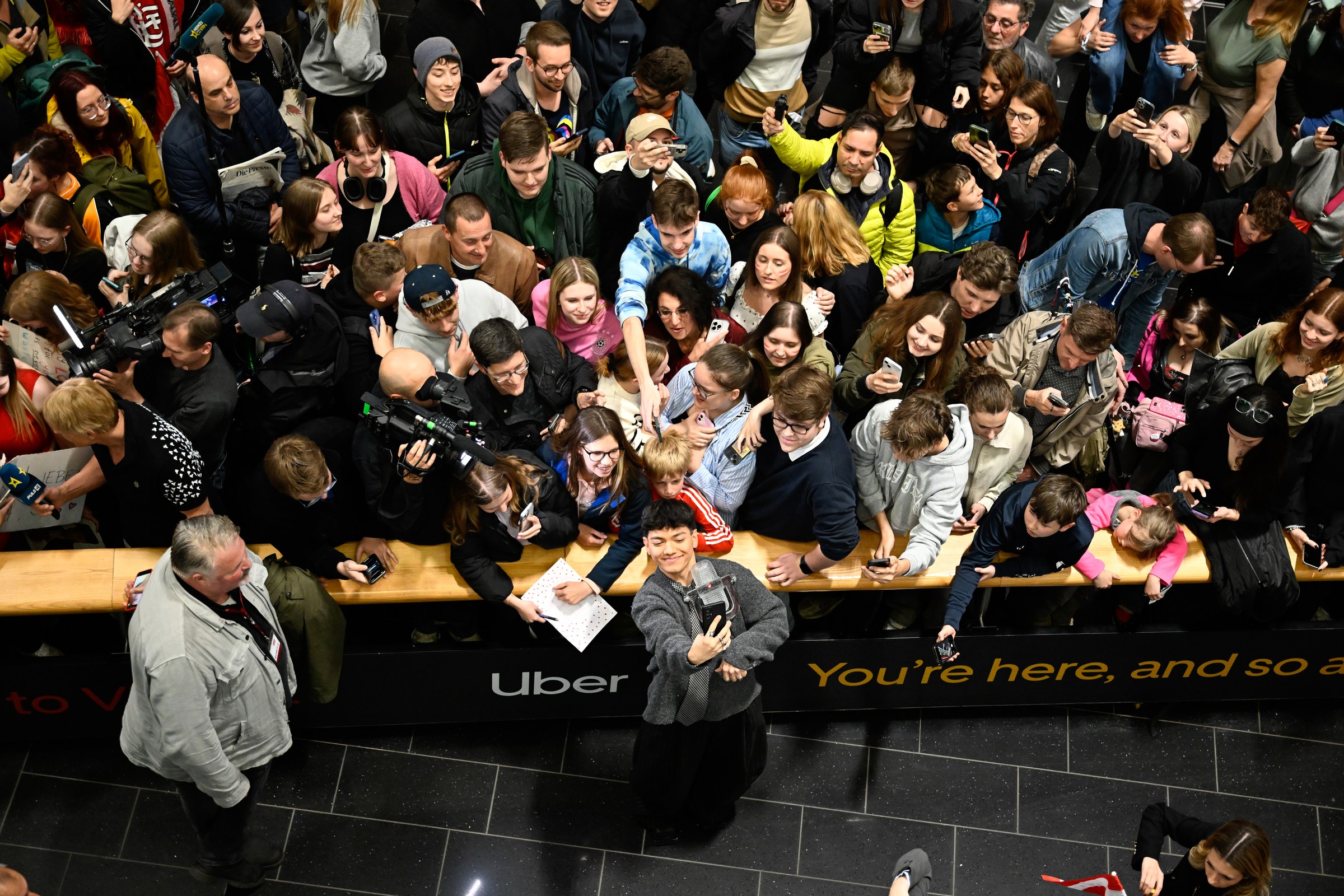JJ, Gewinner des Eurovision Song Contest 2025, bei der Ankunft am Wiener Flughafen mit Fans.
