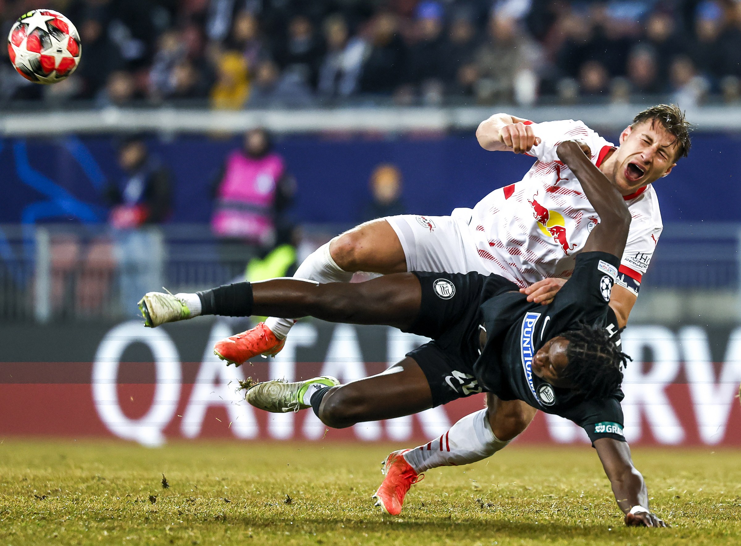 Seedy Jatta von Sturm Graz und Willi Orban von RB Leipzig k&auml;mpfen w&auml;hrend eines Champions League Matches um den Ball.