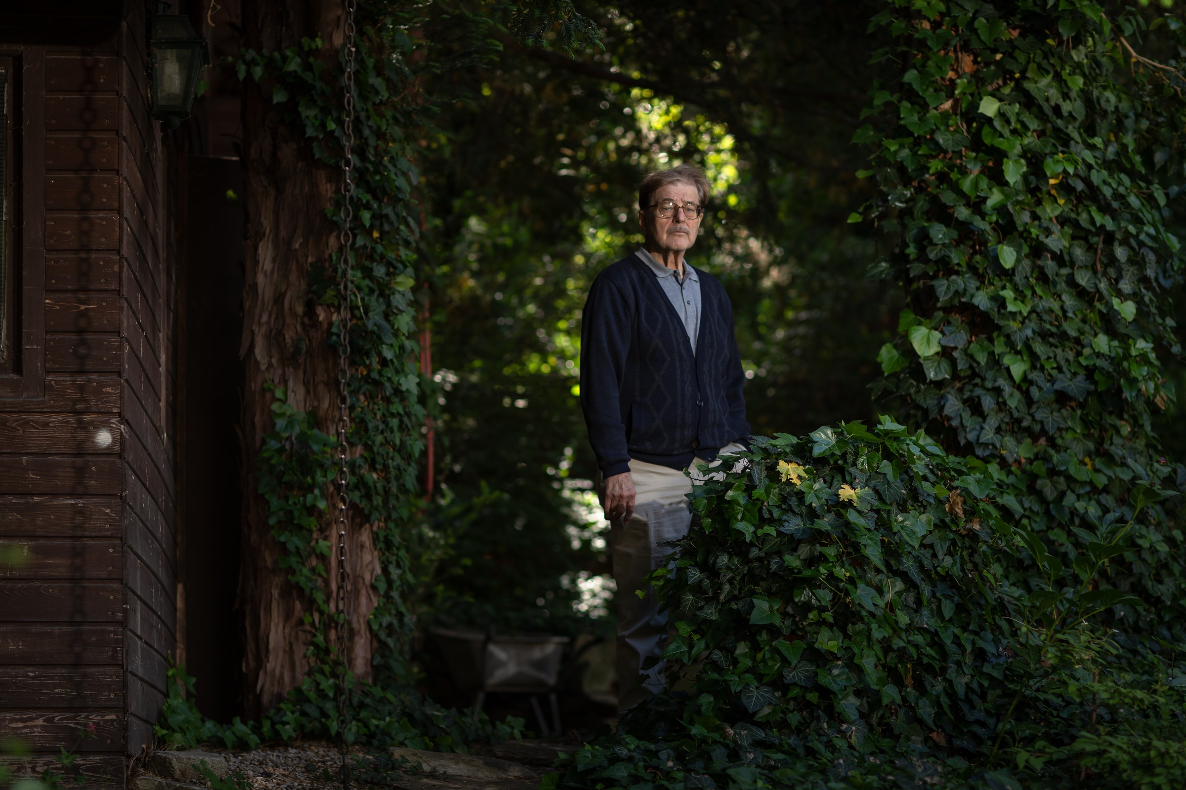 Erwin Steinhauer in seinem Garten