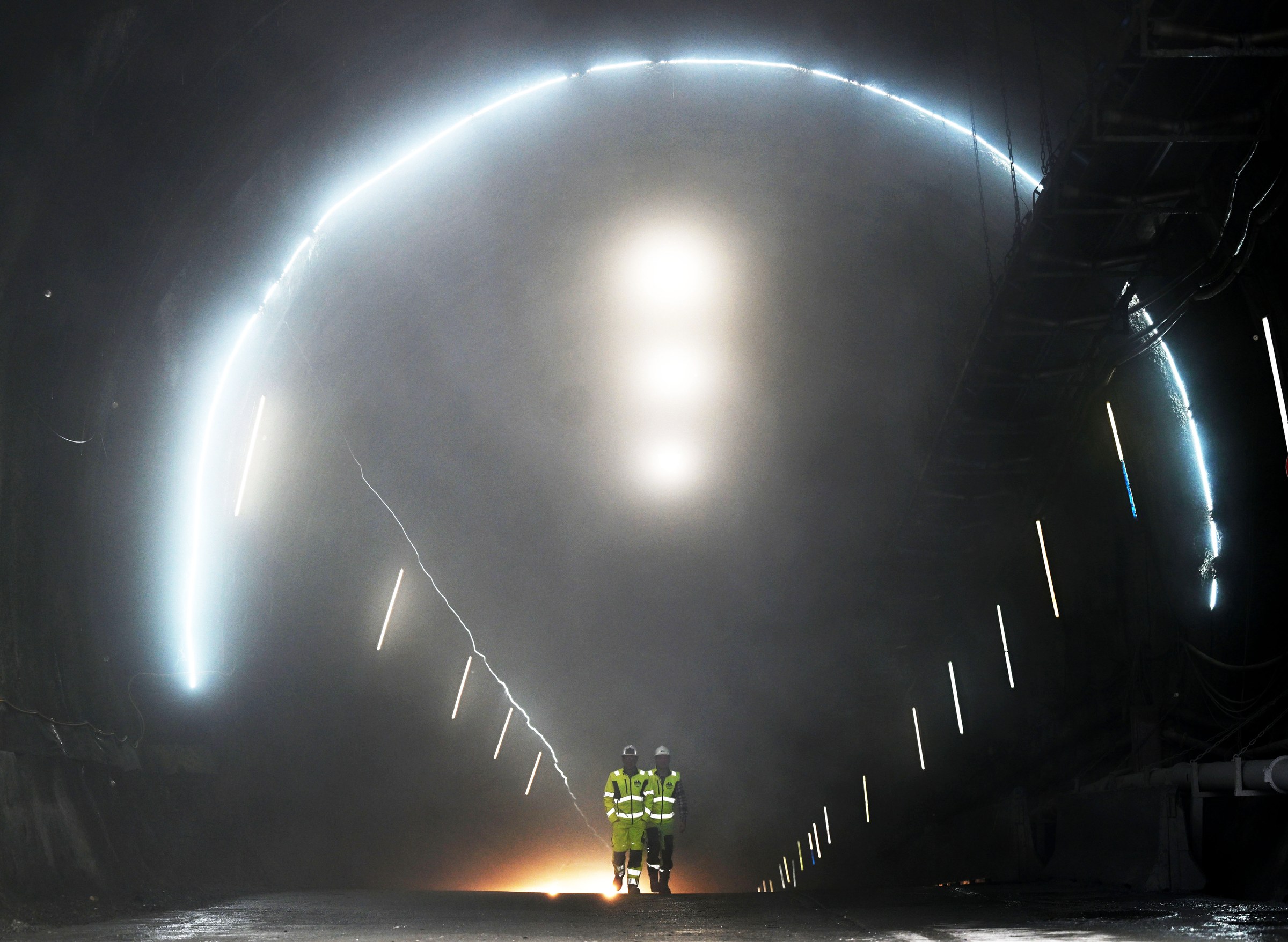 Mitarbeiter kommen aus dem Einfahrtstunnel zur Baustelle des Brenner-Basistunnels. 