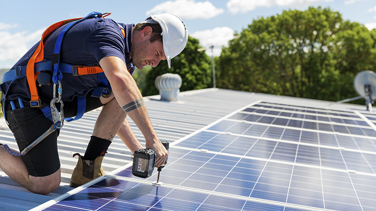 Solar, Sonnenenergie, Photovoltaik, Geb&auml;udetechnik, Helm, installieren, &Ouml;ko, Erneuerbare Energie, Sonnenstrom, Strom, Dach, Techniker, Technikerin, Anlage, Photovoltaikanlage