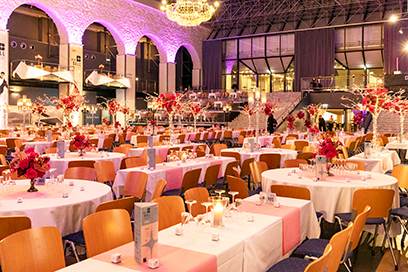 Saal mit Tischen und Stühlen, dekoriert; "Dogana" im Congress Innsbruck beim Ball der Tiroler Wirtschaft 