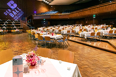 Saal mit Tischen und Stühlen; "Saal Tirol" im Congress Innsbruck