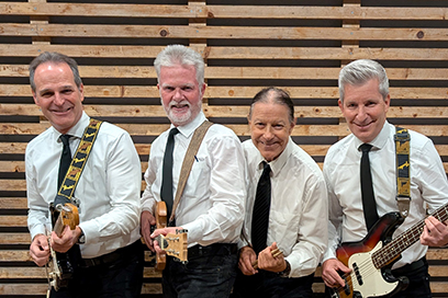 Bandfoto von Chevy 57 mit 4 Personen im Anzug