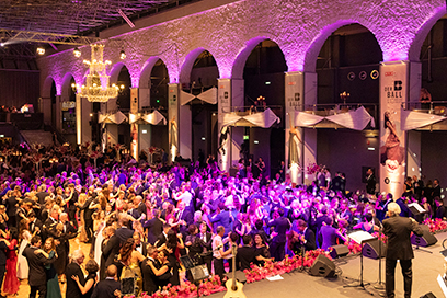 Saal mit Bühne und Personen auf Tanzfläche davor; Veranstaltung im Congress Innsbruck: Der Ball der Tiroler Wirtschaft