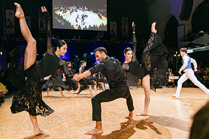 Personen auf Tanzfläche in Tanzbewegung