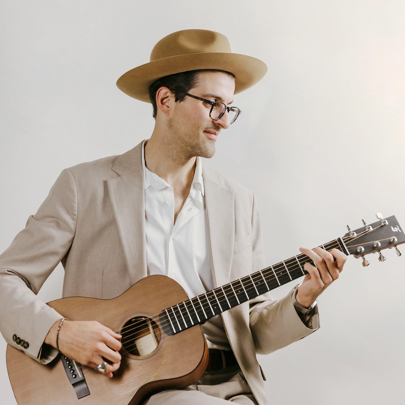 Mr. Alboh ist ein italienischer Singer-Songwriter und One-Man-Band, der mit Loop-Station und Live-Instrumenten auftritt. Sein Repertoire verbindet italienische Klassiker, internationale Songs und eigene Titel. Er war bei gro&szlig;en Festivals und TV-Shows zu sehen, und seine Musik ist in mehreren Filmen sowie auf Netflix zu h&ouml;ren.