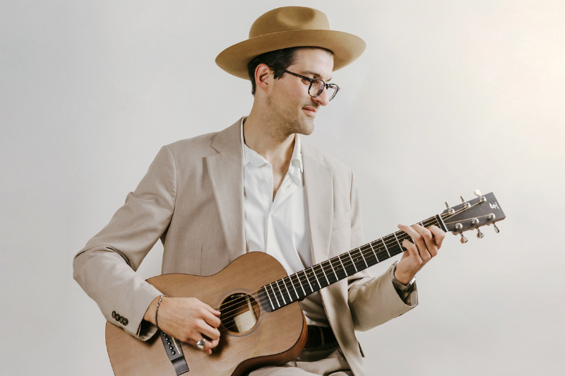 Mr. Alboh ist ein italienischer Singer-Songwriter und One-Man-Band, der mit Loop-Station und Live-Instrumenten auftritt. Sein Repertoire verbindet italienische Klassiker, internationale Songs und eigene Titel. Er war bei gro&szlig;en Festivals und TV-Shows zu sehen, und seine Musik ist in mehreren Filmen sowie auf Netflix zu h&ouml;ren.