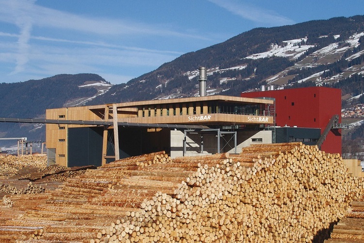 Binderholz-Werk mit Holzstapel davor