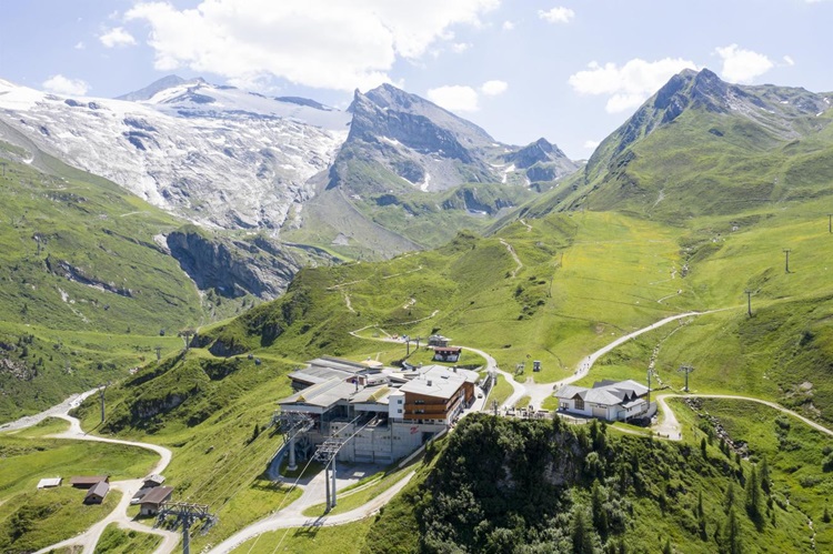 Luftaufnahme der Sommerbergalm mit Seilbahnstation im Sommer
