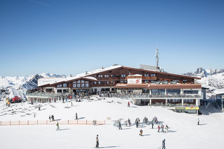 Tuxer Fernerhaus im Winter mit Schnee und Skifahrer:innen