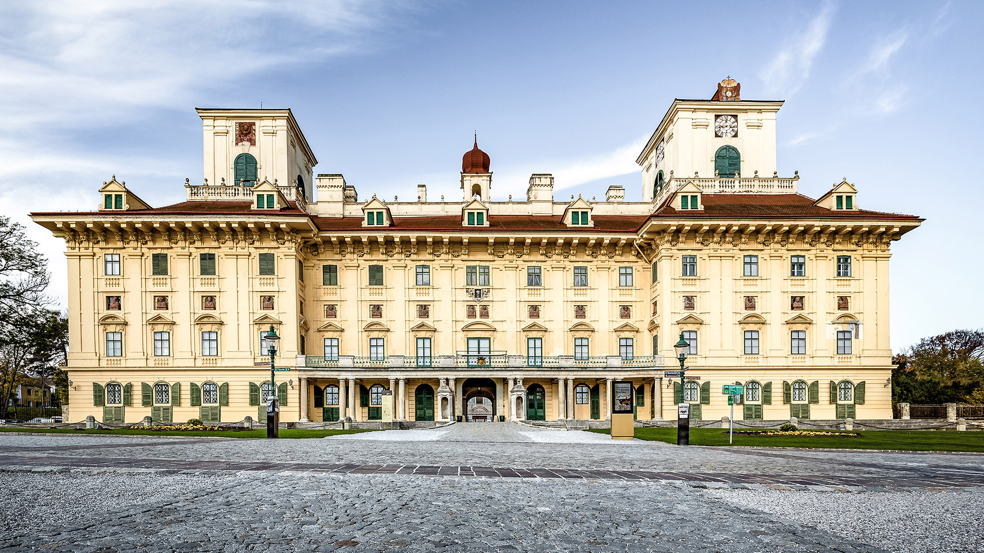 Frontalansicht Schloss Esterhazy vor blauem Himmel