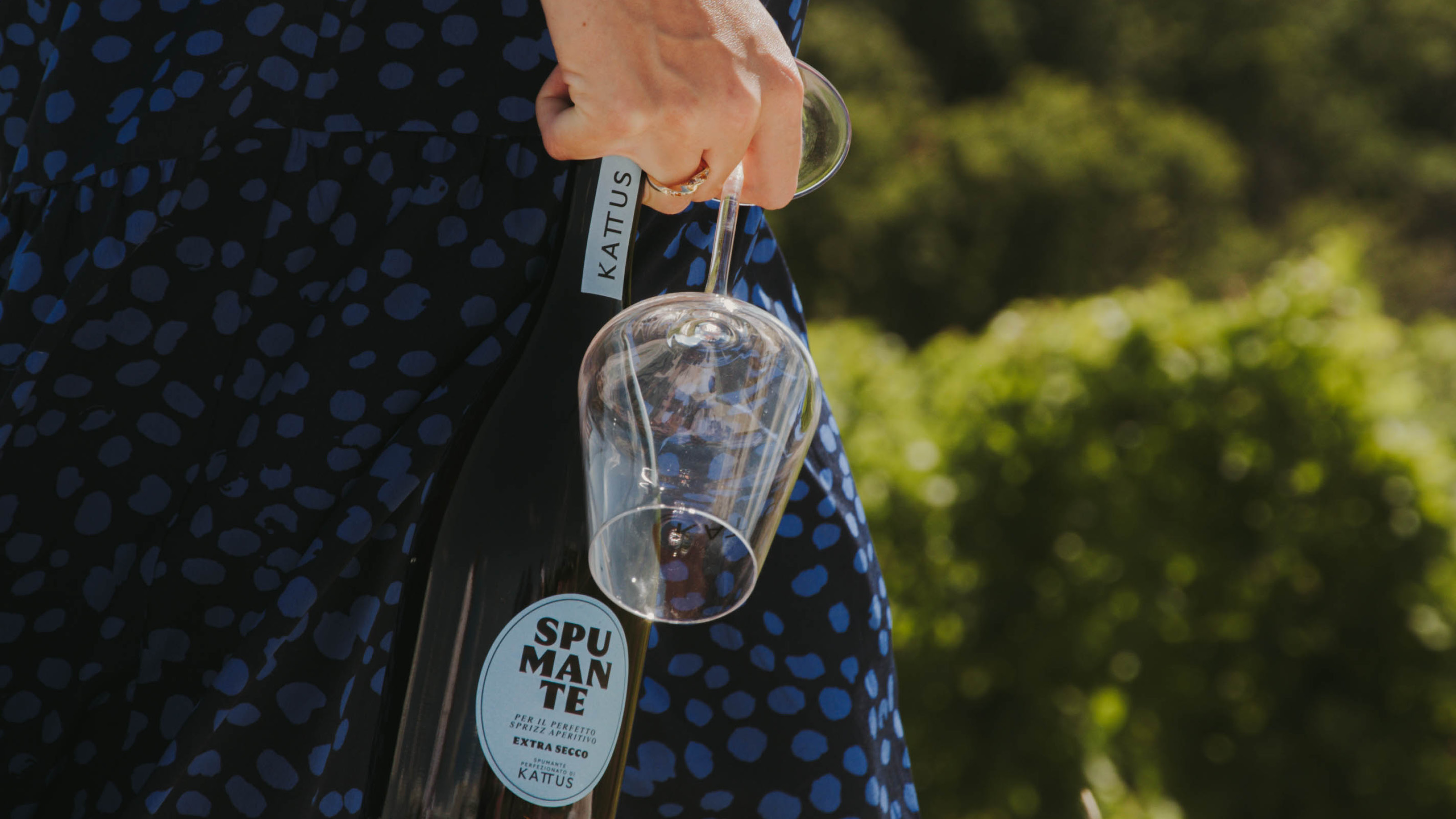 Kattus Weinflasche und Glas