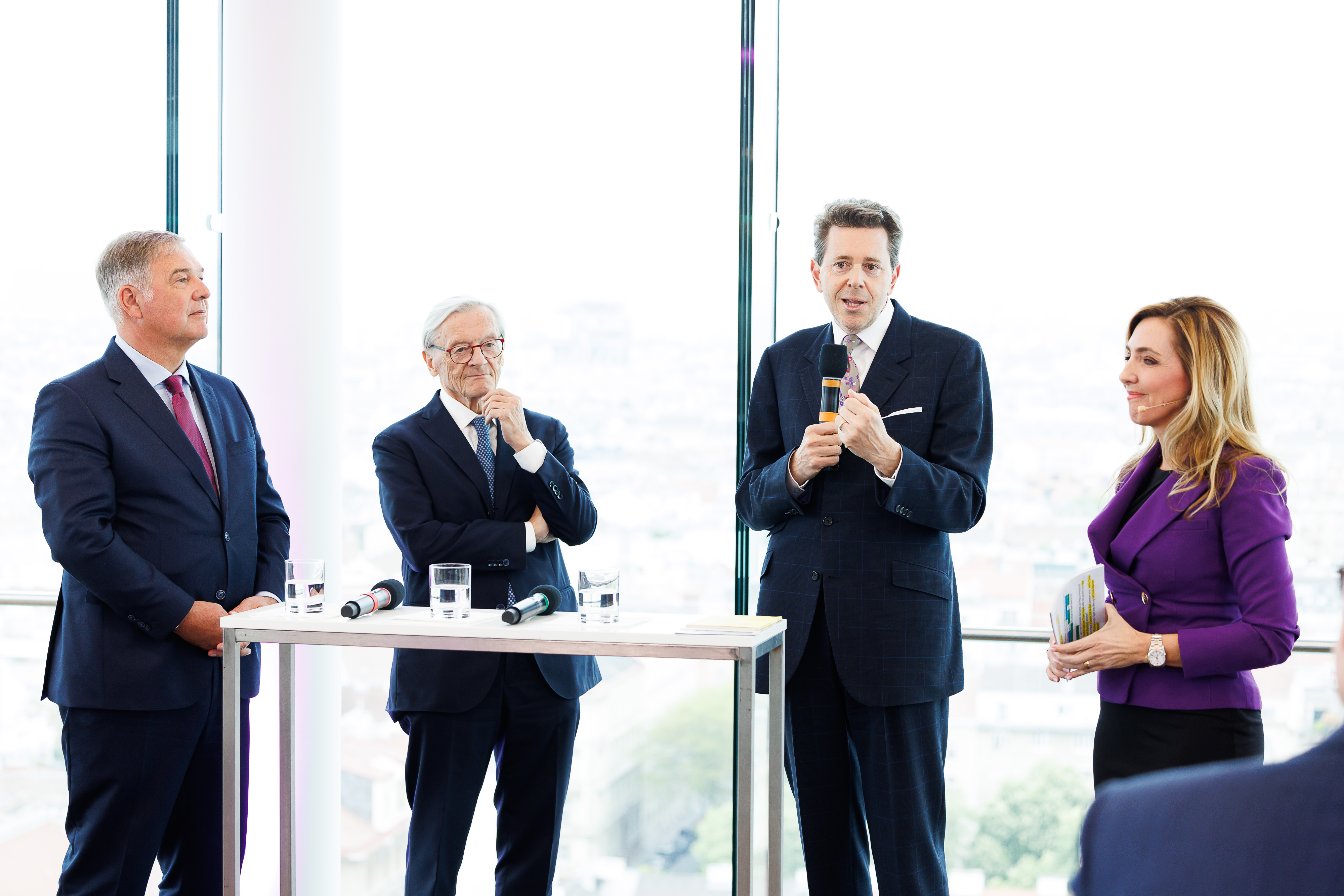 schick gekleidete Personen sprechen zum Publikum