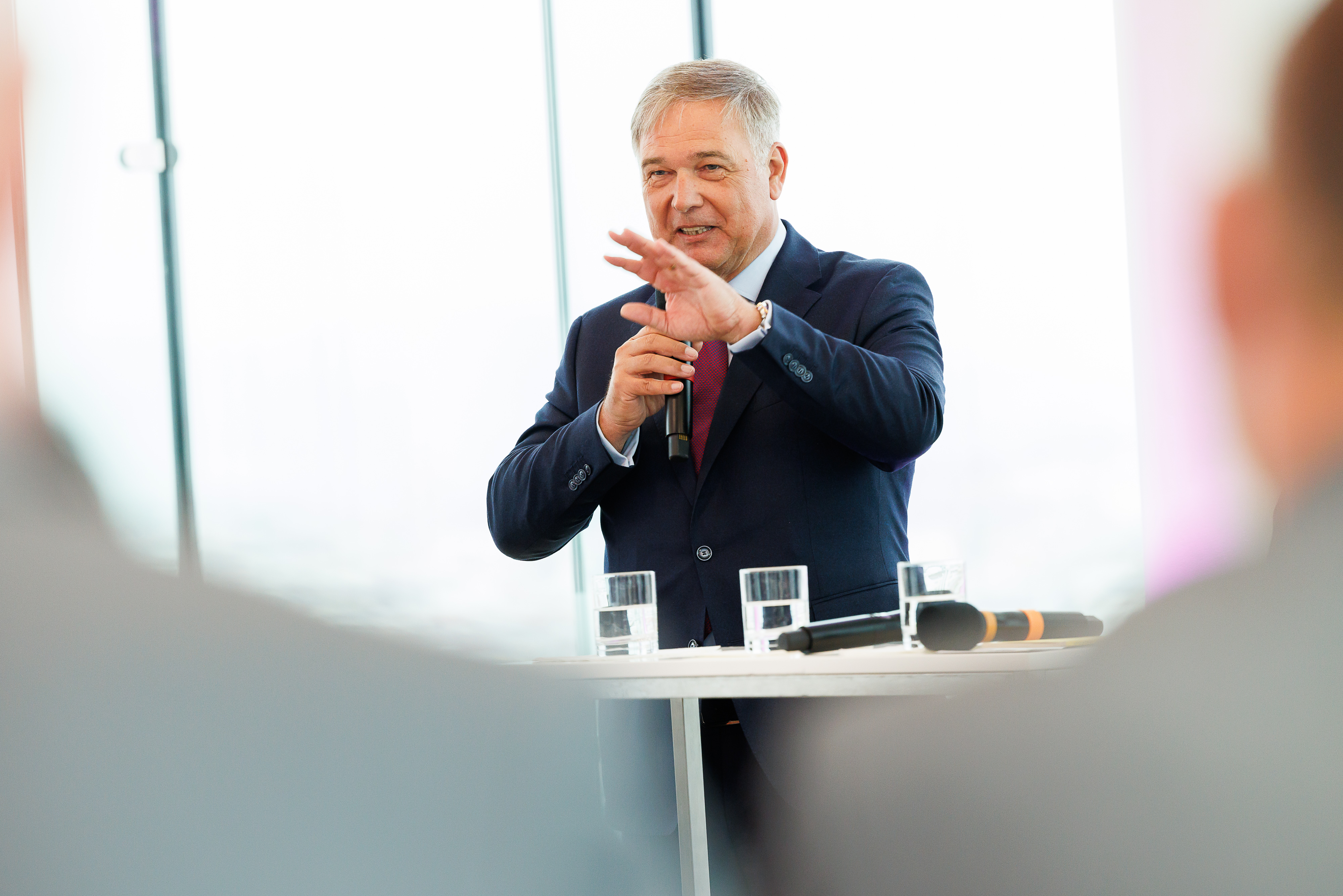 Person im Anzug spricht zum Publikum