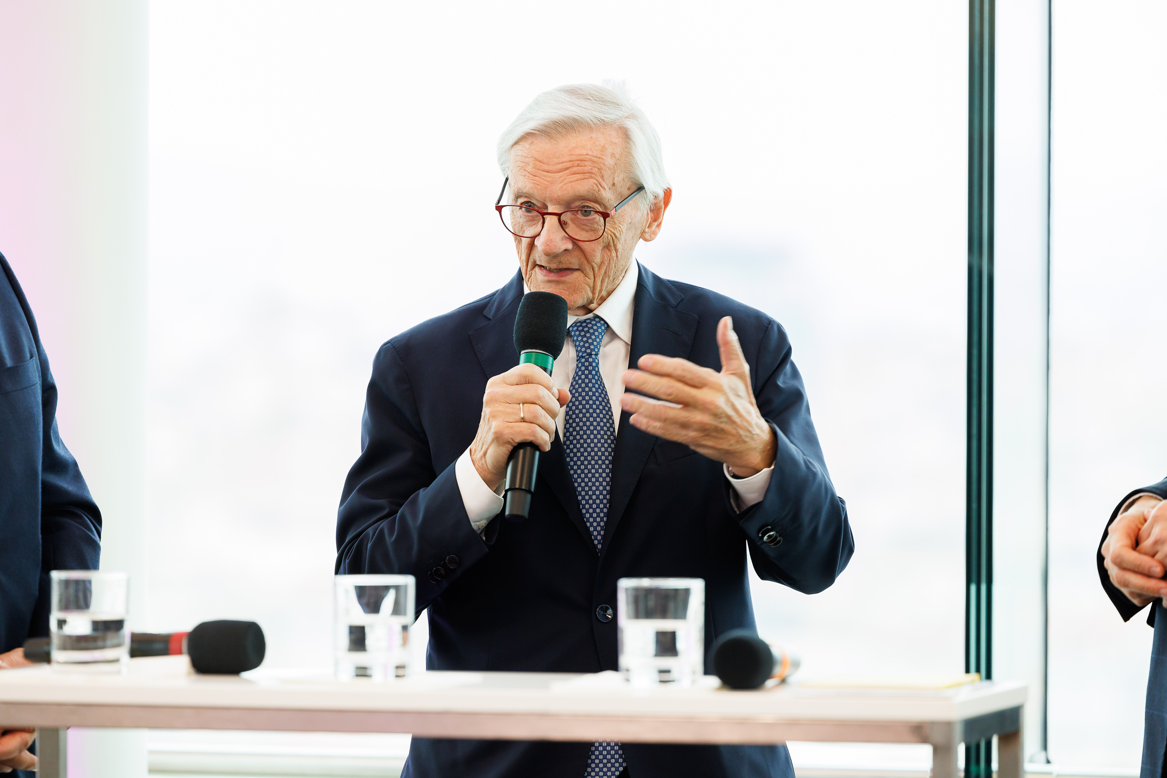 Person im Anzug spricht zum Publikum