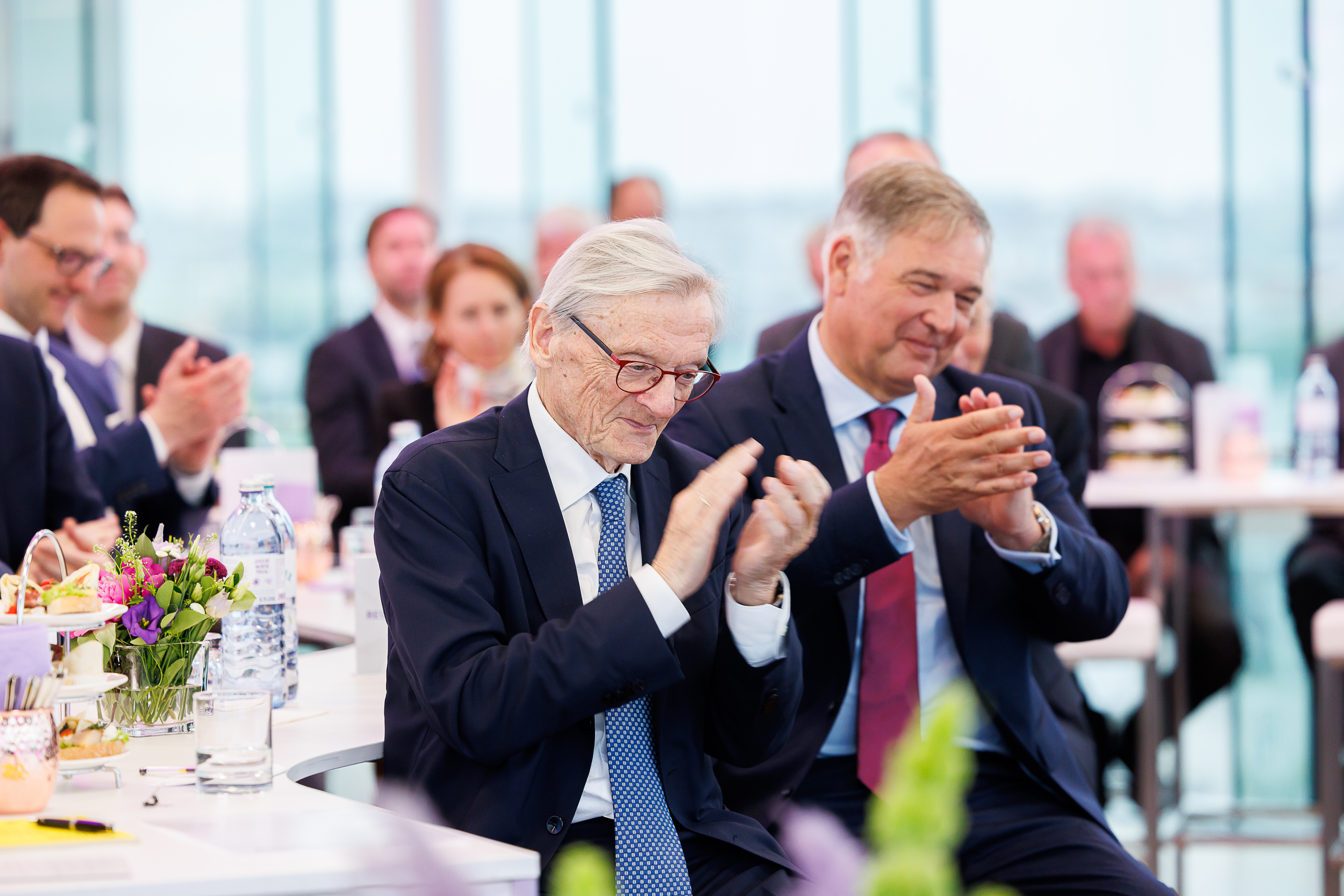 Personen aus dem Publikum klatschen