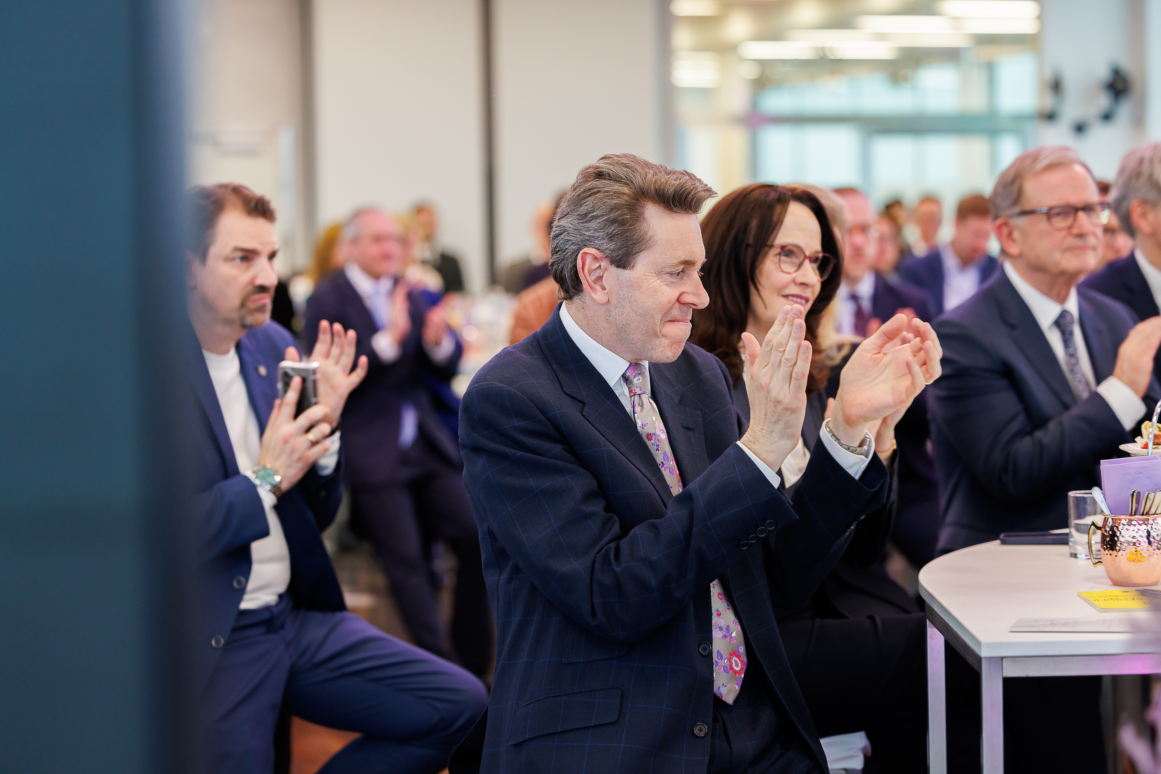 Personen aus dem Publikum klatschen