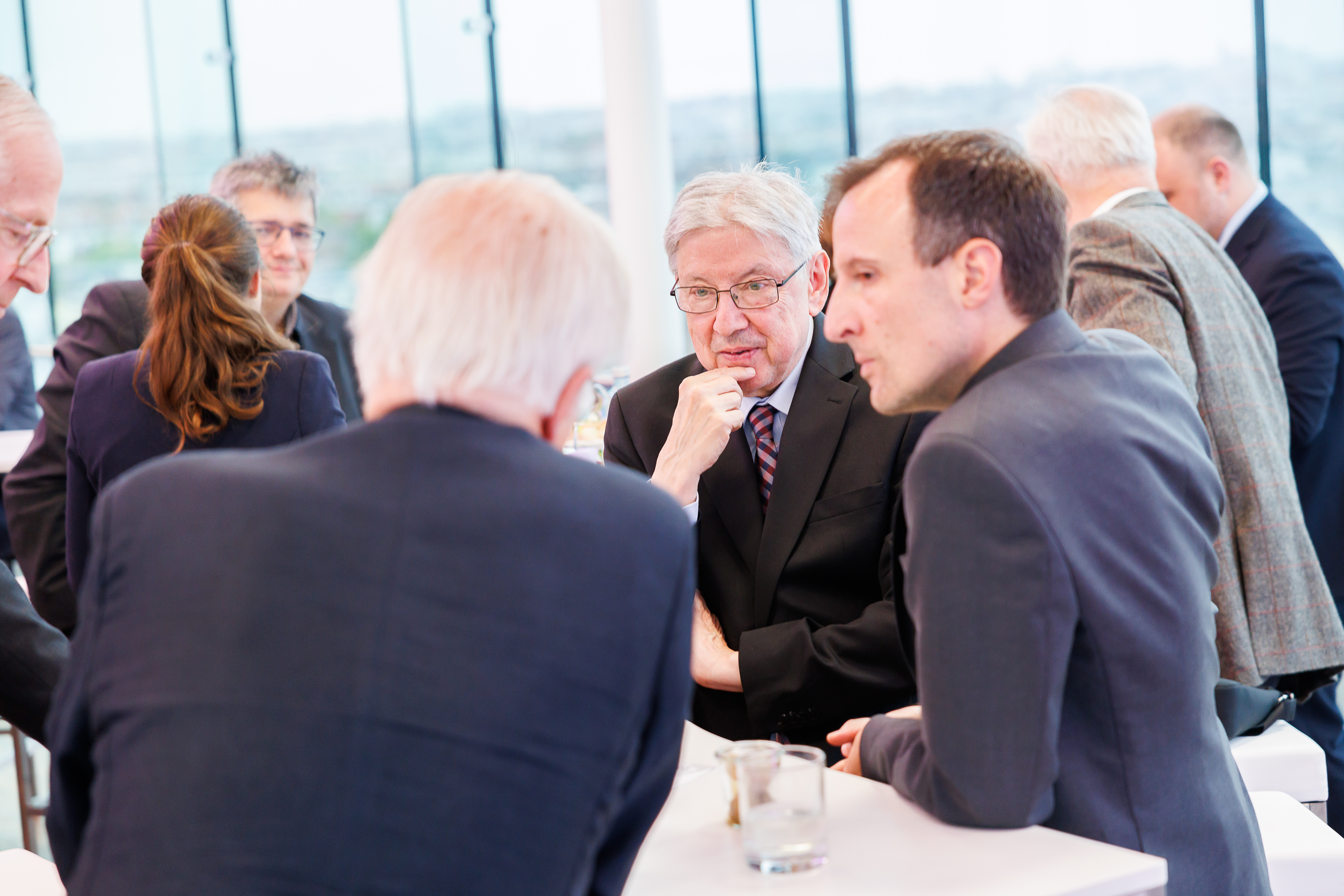 schick gekleidete Personen sprechen miteinander