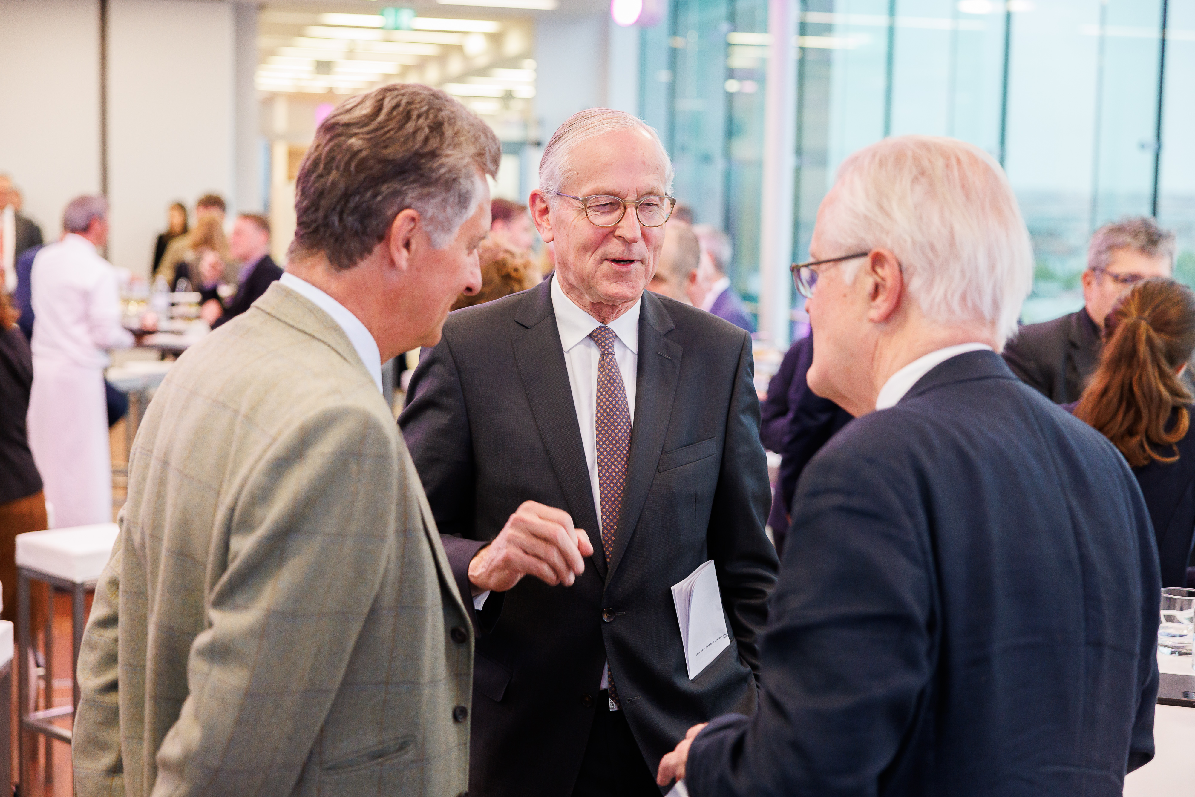 schick gekleidete Personen sprechen miteinander