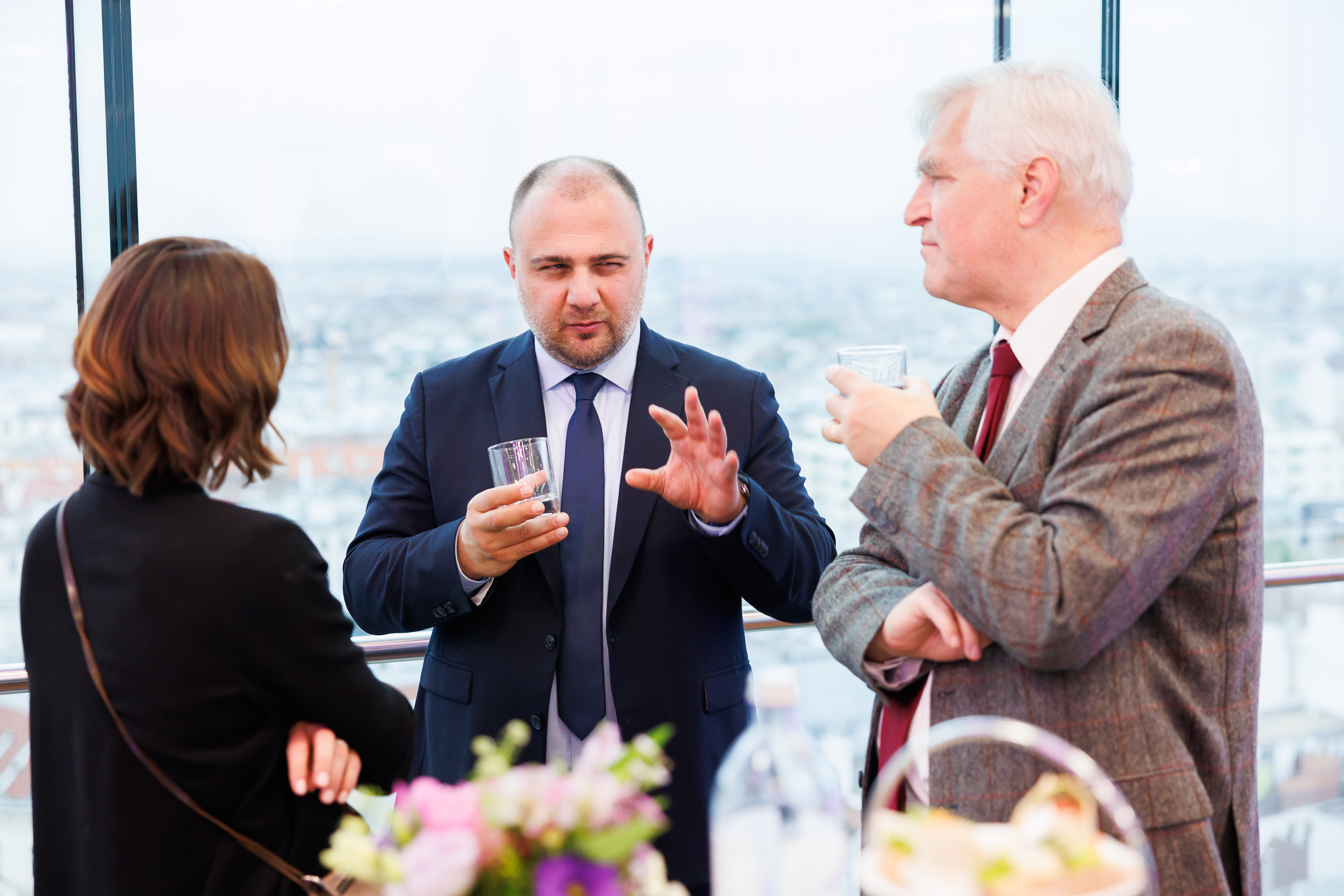 schick gekleidete Personen sprechen miteinander