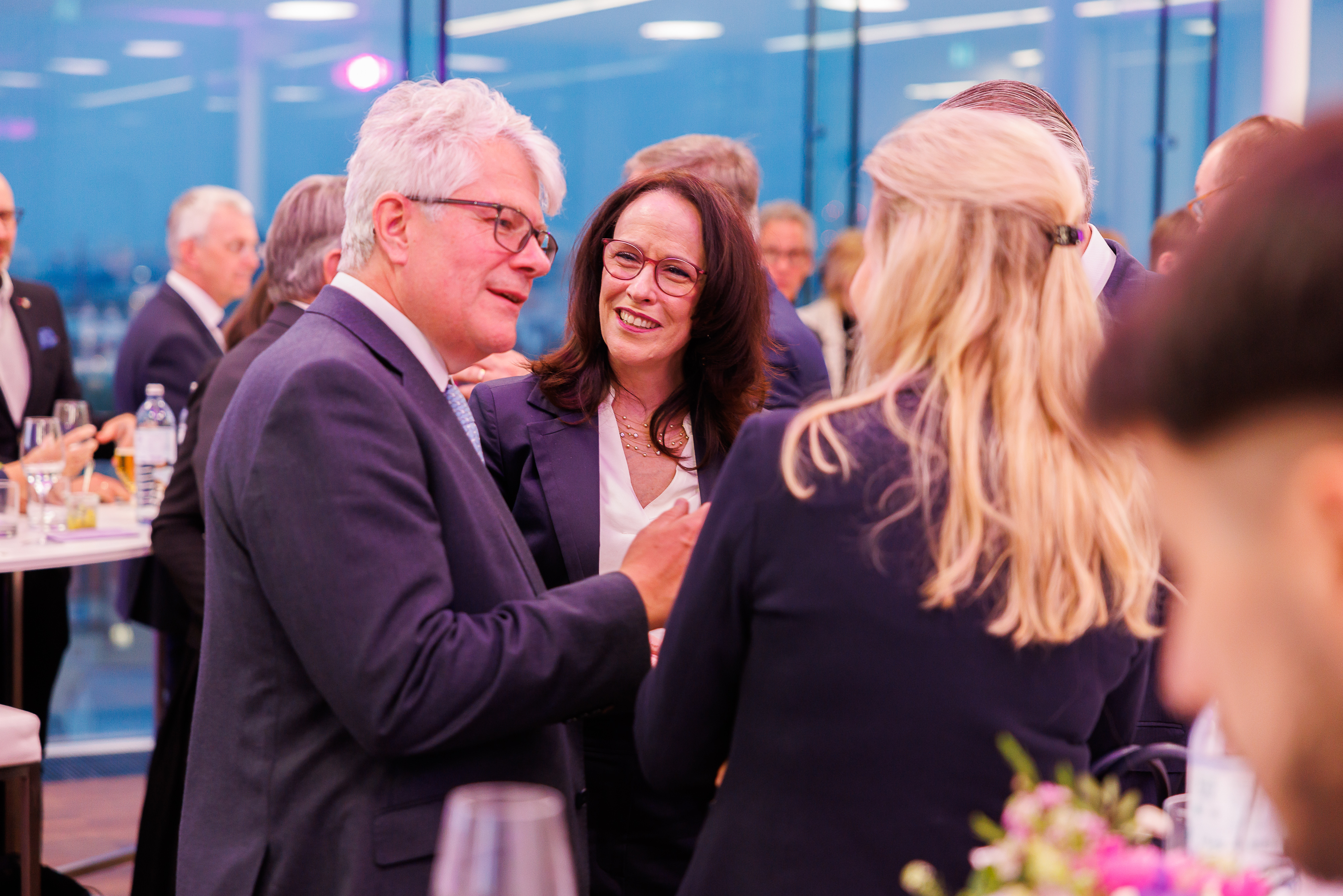 schick gekleidete Personen sprechen miteinander