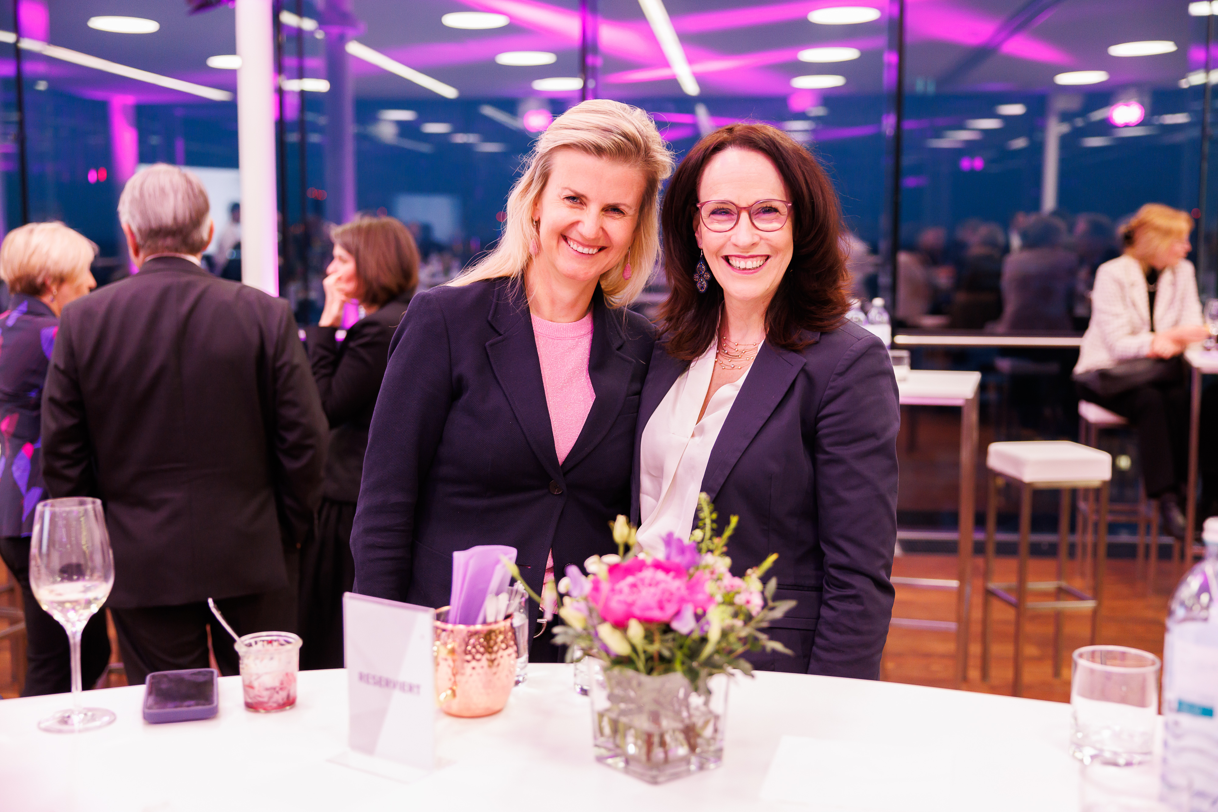 zwei Damen lächeln in die Kamera