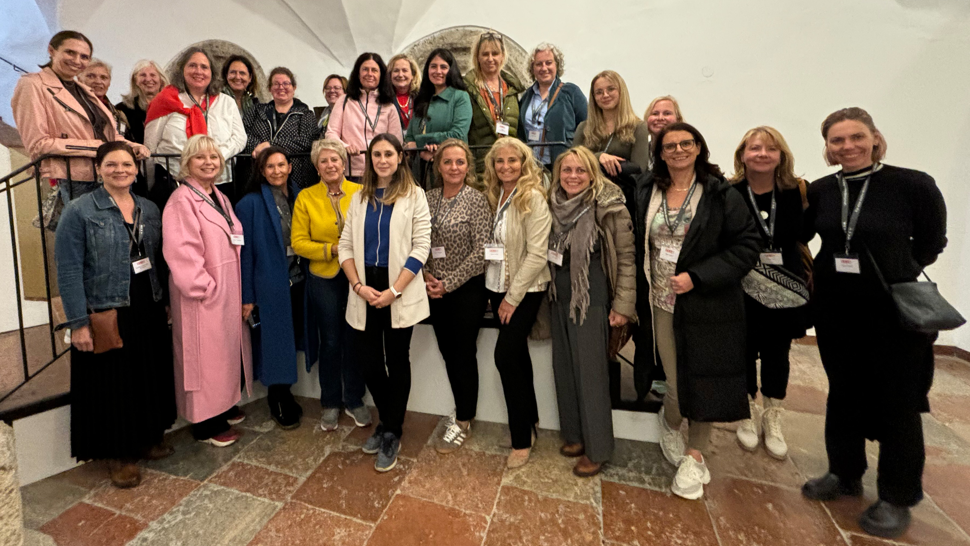 FiW-Vorsitzende KommR Andrea Stifter (4. v. l.) mit Burgverwalterin Iris Hafner (5.v.l.) im Kreise der Teilnehmerinnen von &bdquo;FiW-on-Tour&ldquo;.