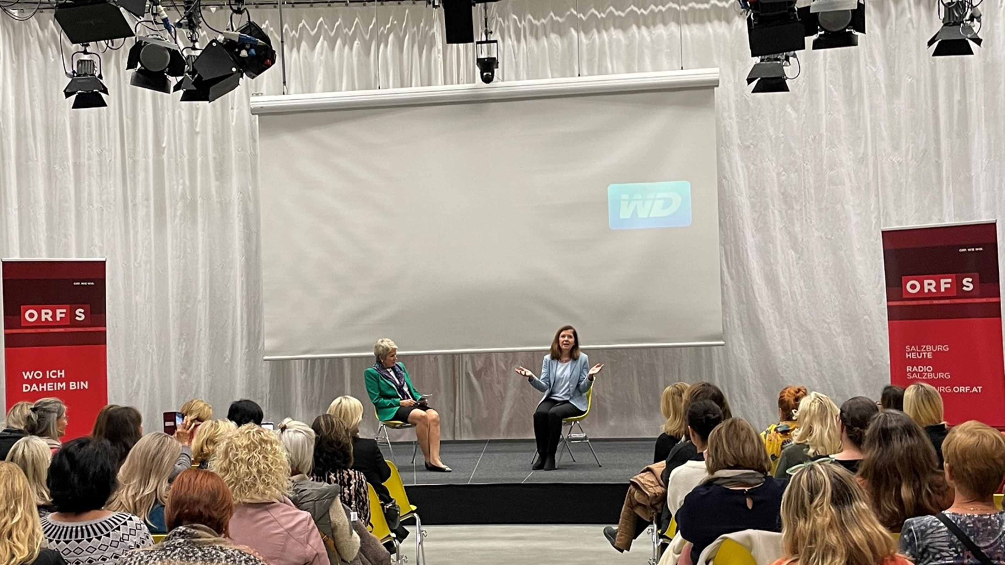 Landesvorsitzende FiW Andrea Stifter und Landesdirektorin ORF Landesstudio Salzburg Waltraud Langer im Talk