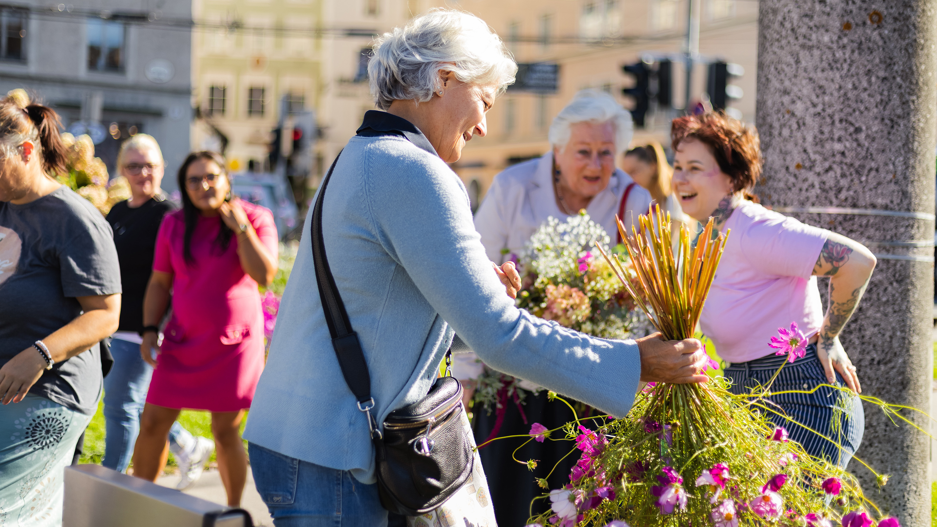 Salzburg blüht auf: Flower Flashmob bringt Tanz und Lebensfreude vor die Festung