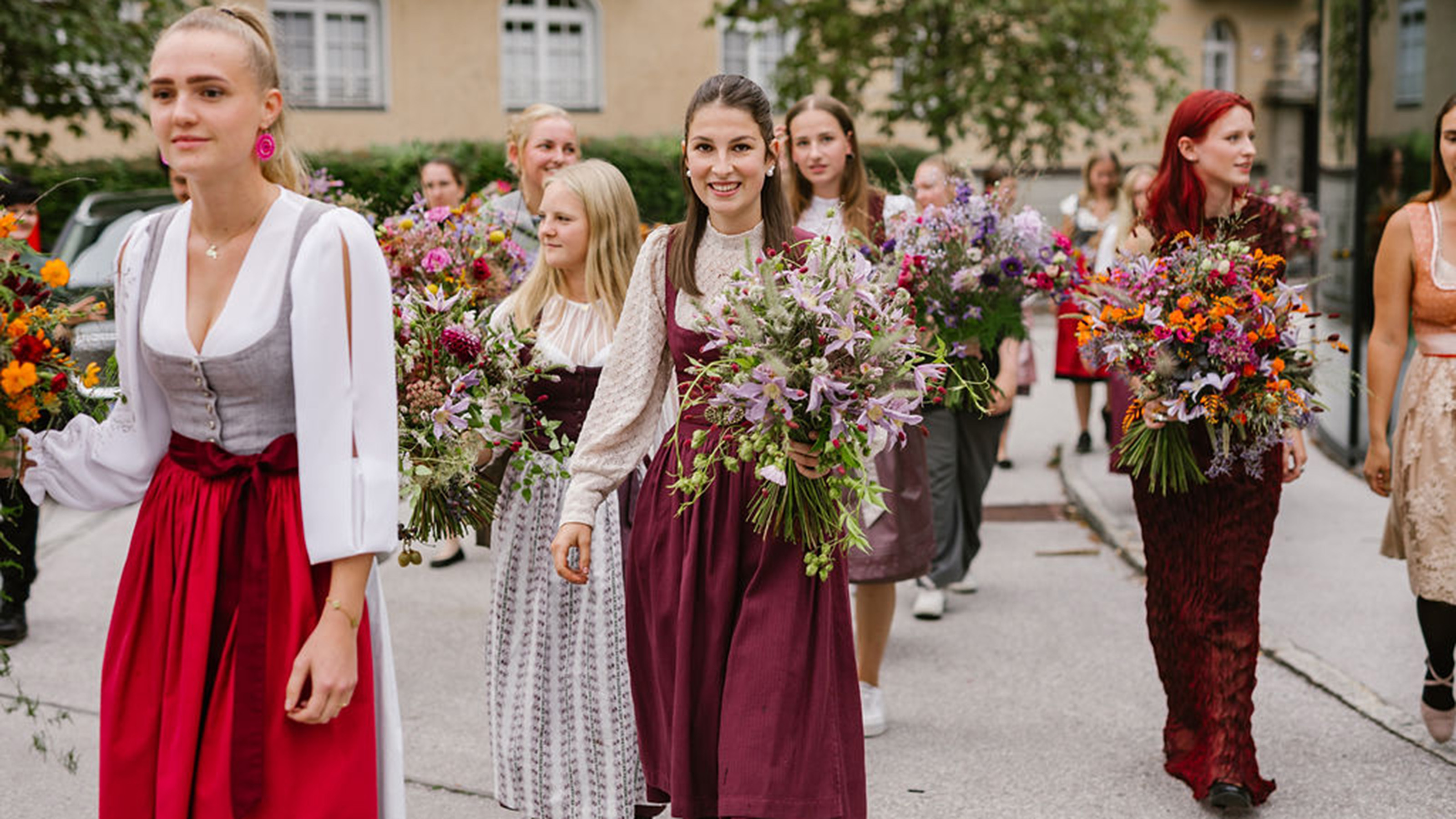 LAP Florist:innen und Gartengestalter:innen 2026 Gruppenfoto drau&szlig;en mit Blumen
