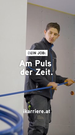 Person auf Baustelle. Text: &bdquo;DEIN JOB: Am Puls der Zeit.&ldquo; ikarriere.at