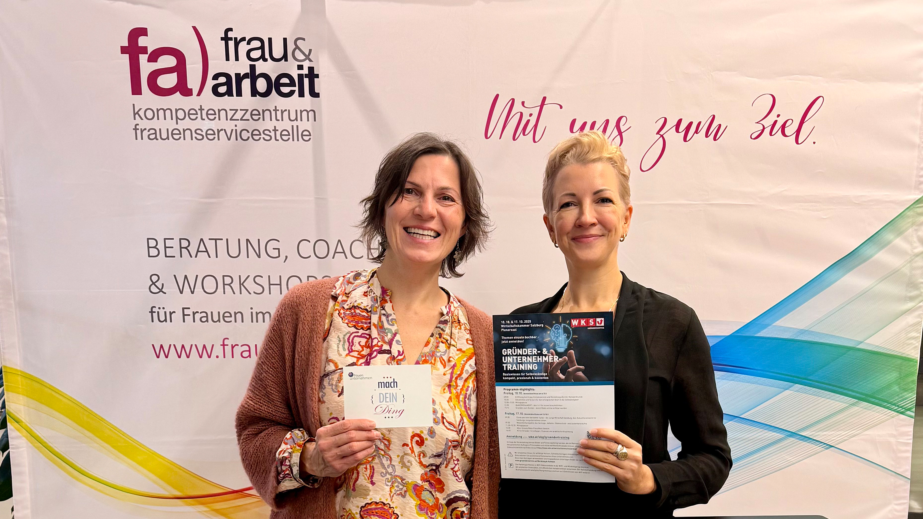 Brigitte Karl (Frau & Arbeit) und Barbara Strasser (Gründerservice Salzburg) im Austausch beim Gründer- und Unternehmertraining.