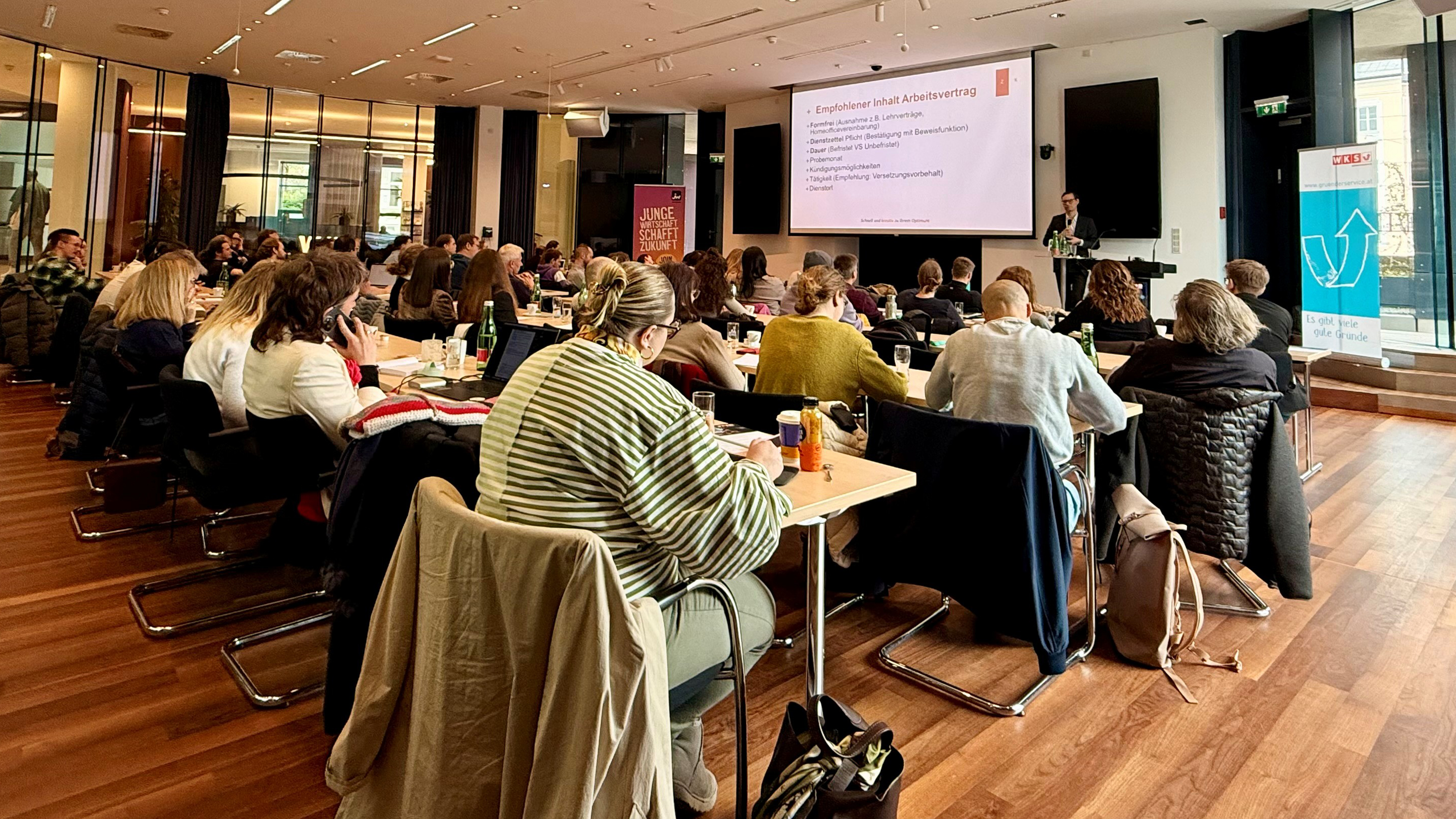 Teilnehmerinnen und Teilnehmer beim Vortrag von RA Mag. Johannes Paul.