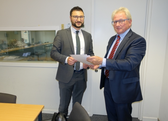 Gerhard Brischnik mit einer m&auml;nnlichen Person 