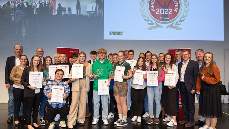 Die 16 Finalist:innen aus den neun Bundesl&auml;ndern mit der Jury sowie Vertretern der Sparte Handel.