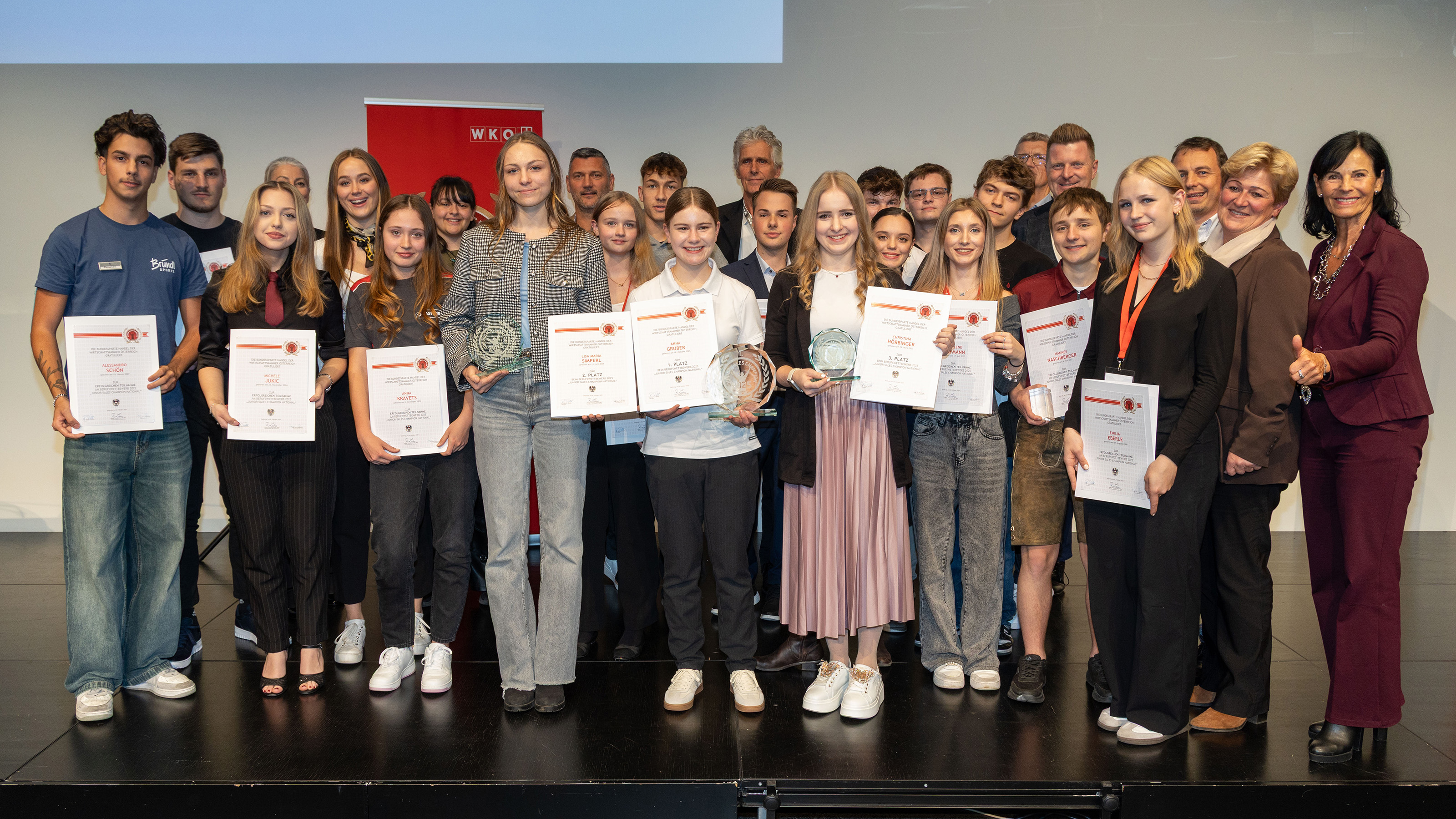 Die 18 Finalistinnen und Finalisten aus den neun Bundesl&auml;ndern mit der Jury sowie Vertretern der Sparte Handel. <br />
