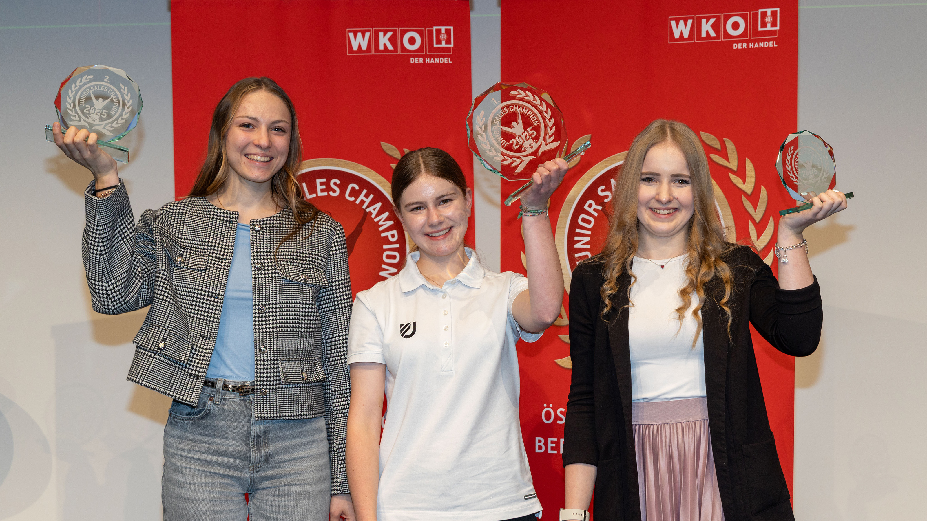 Der &bdquo;Junior Sales Champion National 2025&ldquo; war fest in Frauenhand. Die zweitplatzierte Lisa Maria Simperl, Siegerin Anna Gruber und die Lungauerin Christina H&ouml;rbinger, die den dritten Rang belegte (v. l.), strahlten um die Wette. 