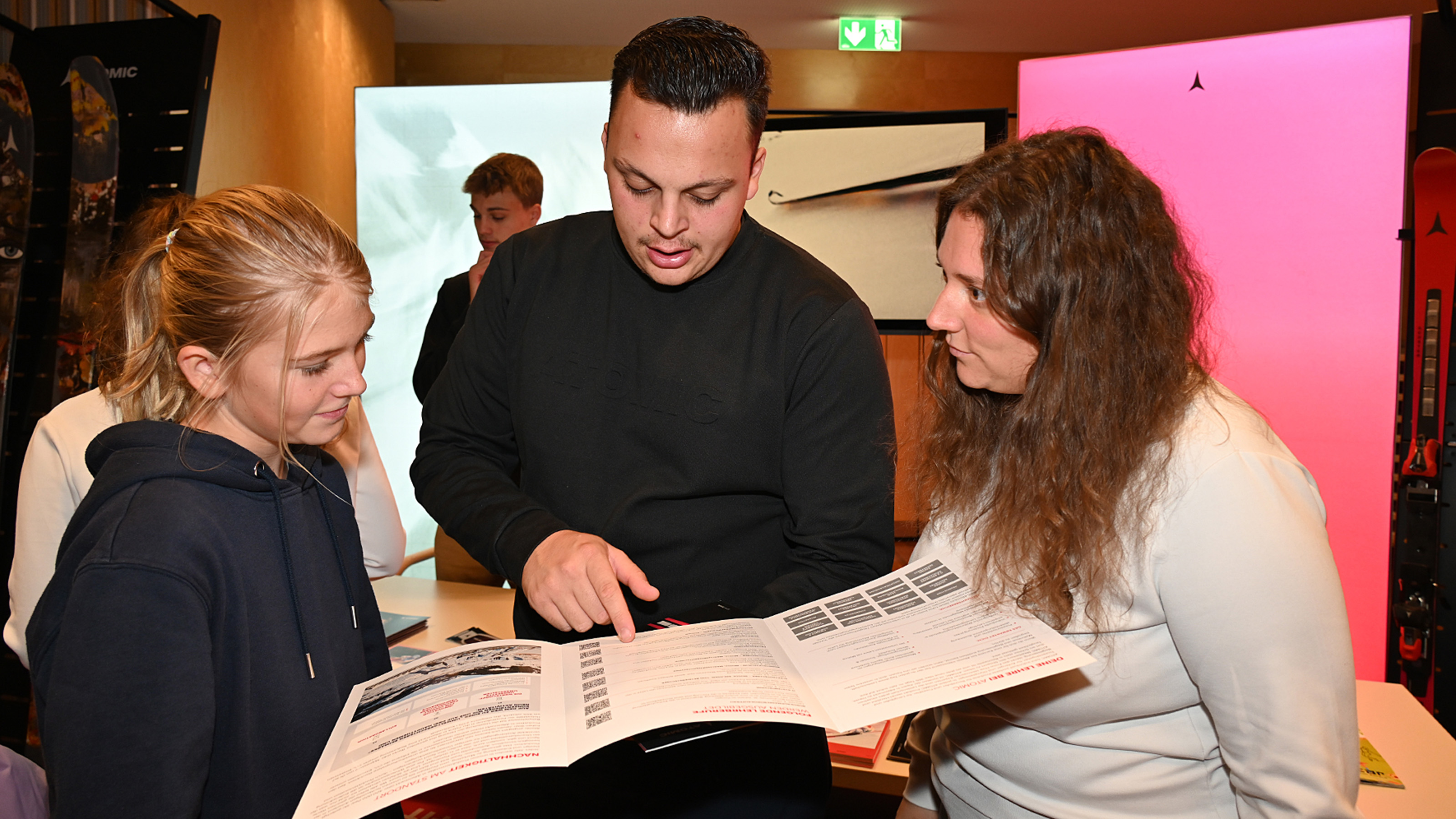 Vanessa, 12 Jahre, Mittelschule Werfen (Foto am Atomic-Messestand) &ndash; liebt Schifahren und m&ouml;chte Schibautechnikerin werden. Ihr gr&ouml;&szlig;ter Wunsch w&auml;re es, sp&auml;ter einmal bei Atomic zu arbeiten. 