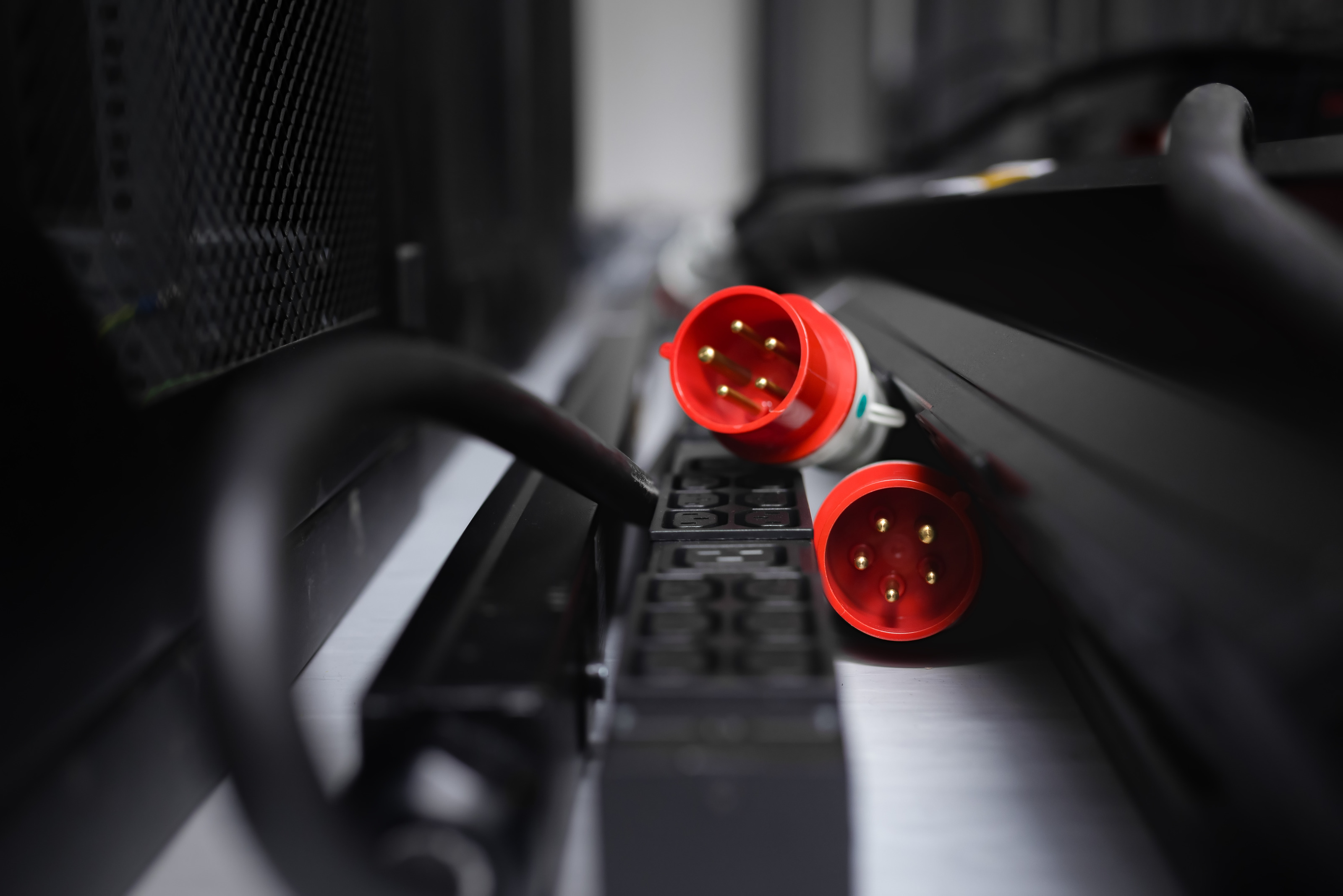 Detailansicht zweier roter Drehstromstecker
