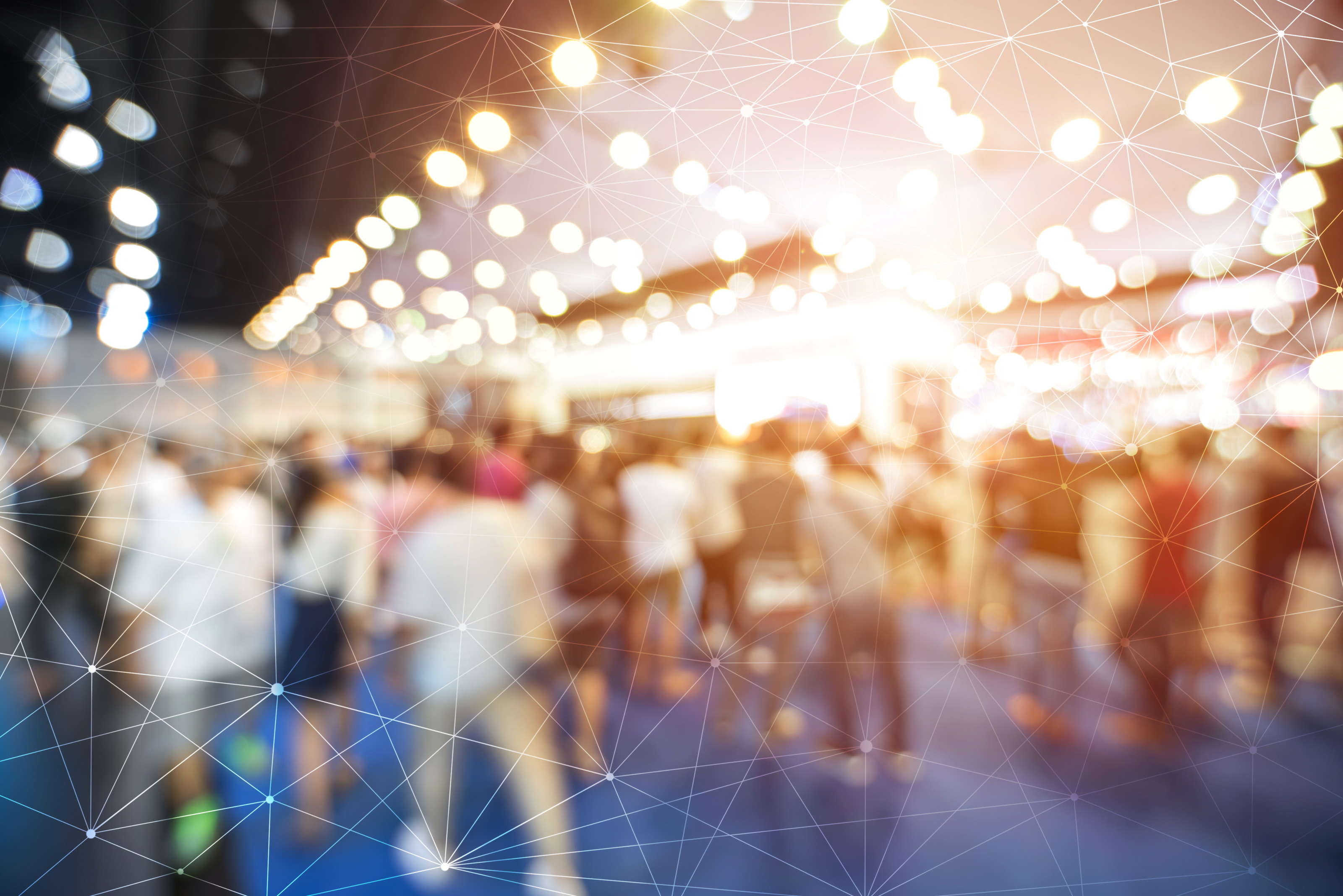 Verschwommene Aufnahme mehrerer Personen in einem Raum, die stehen oder sich bewegen. Dar&uuml;ber liegt eine Grafik, bestehend aus feinen, wei&szlig;en Strichen, die kreuz und quer &uuml;ber das Bild verlaufen und miteinander verbunden sind