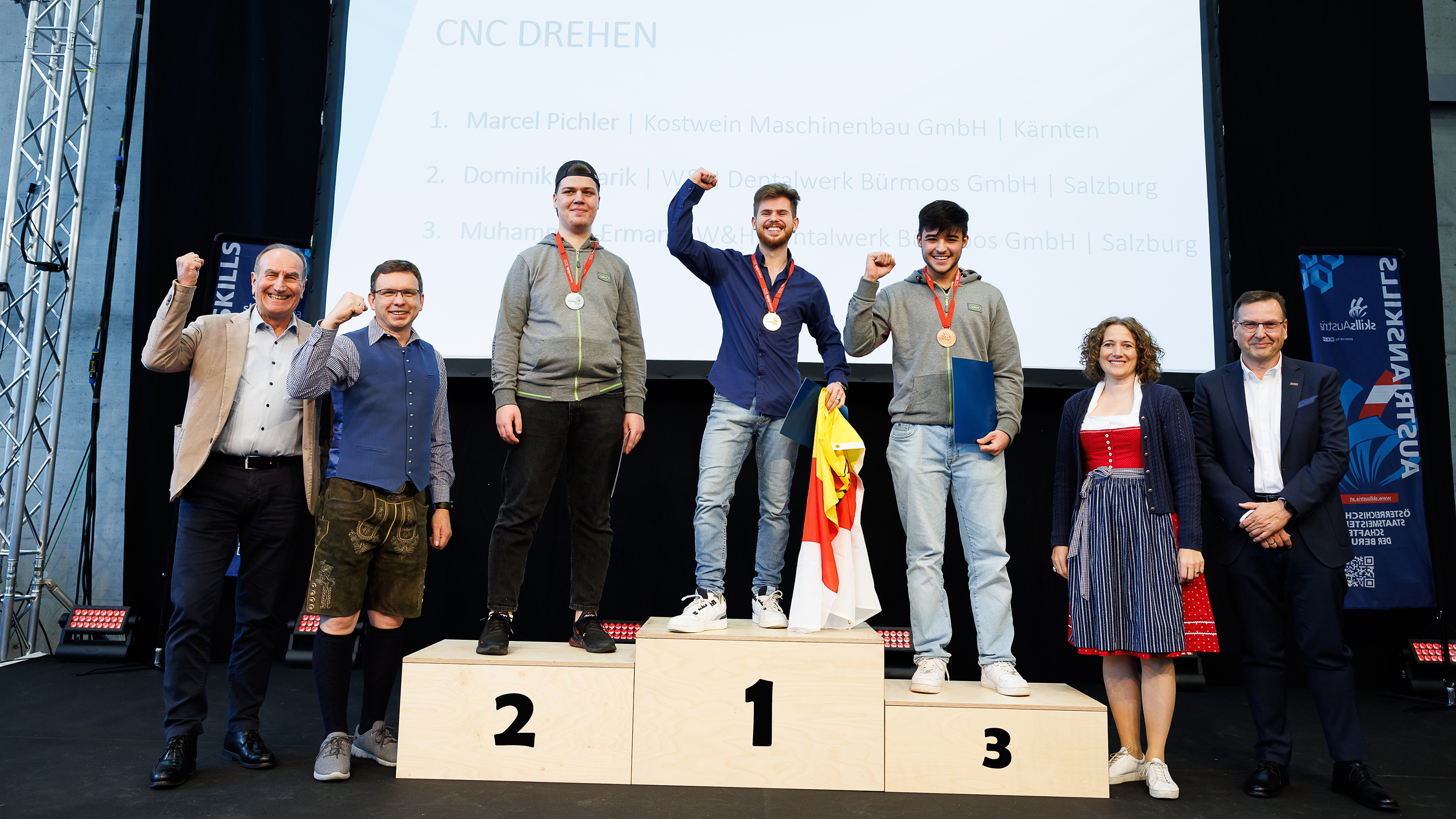 Zwei Medaillen holten Salzburger auch im CNC-Drehen: Dominik Kovarik (3. v. l.) und Muhammed Erman (3. v. r.). 