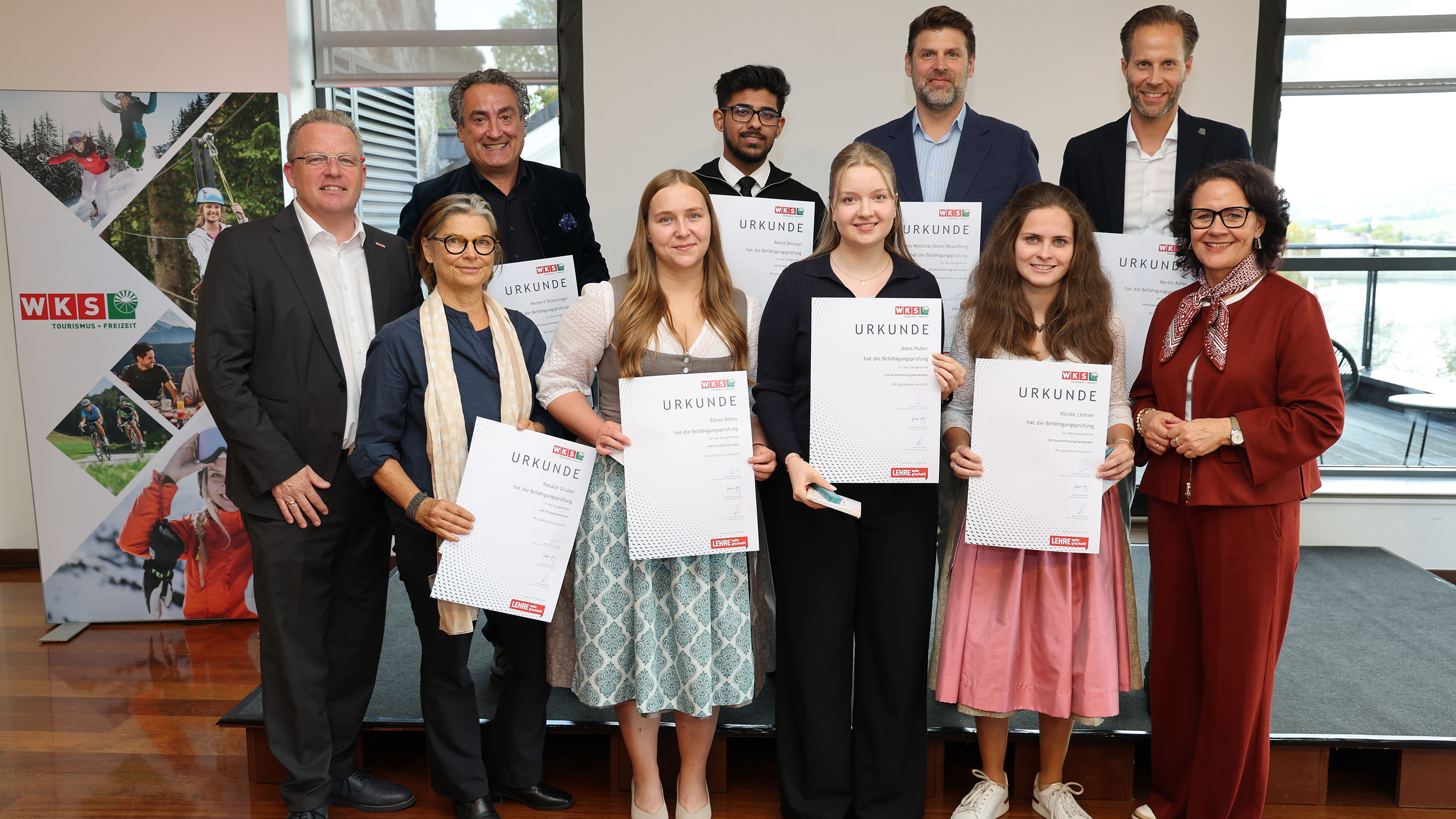 Im Bild Absolventen der Bef&auml;higungspr&uuml;fung f&uuml;r das Gastgewerbe, die f&uuml;r die unternehmerische Selbstst&auml;ndigkeit qualifiziert. Mit im Bild Fachgruppenobmann Albert Ebner (links) und Landesr&auml;tin Daniela Gutschi (rechts).