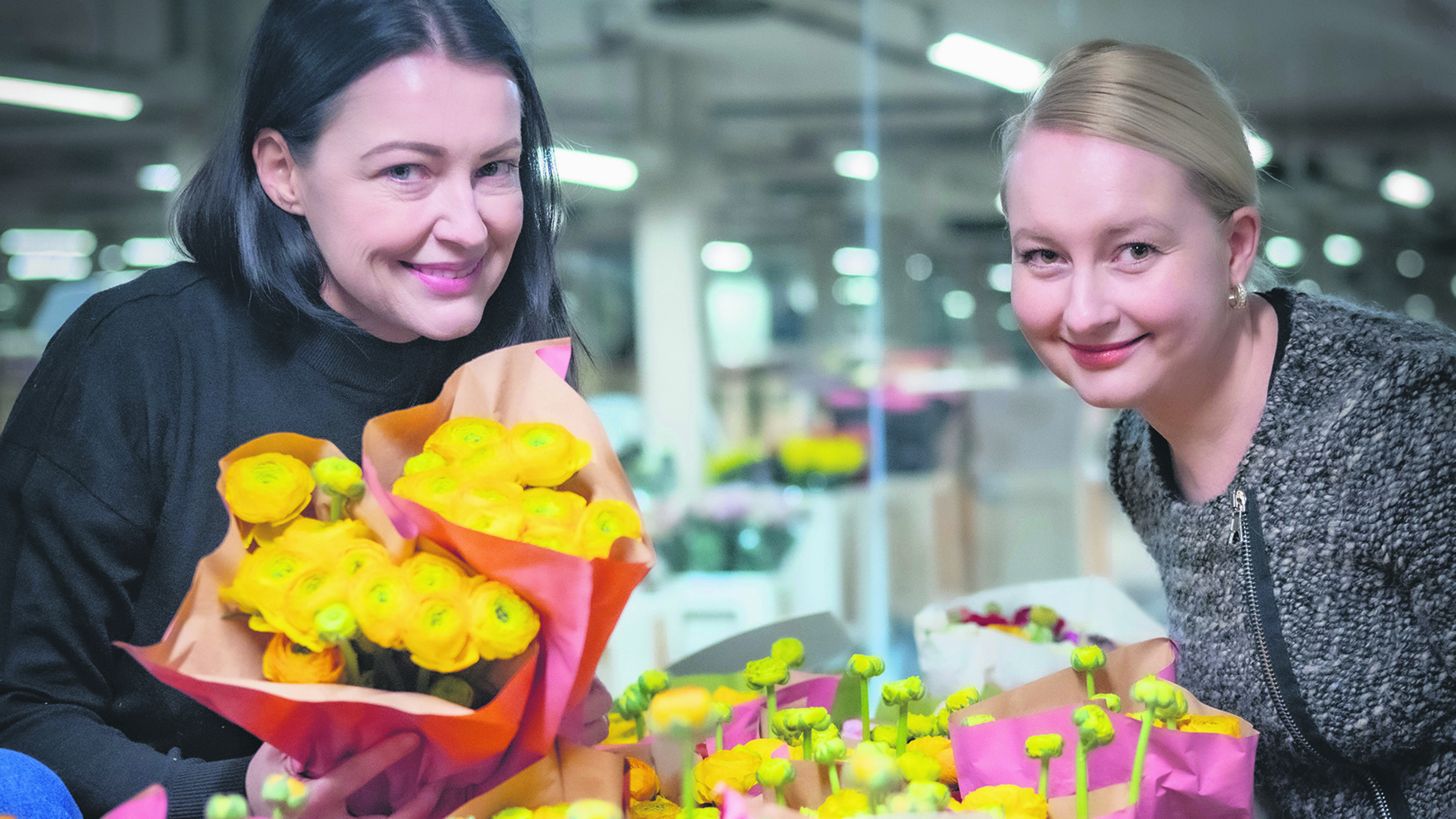 Für Lucia Neuhauser und ihre Schwester Camilla Steinocher-Neuhauser (v. l.) vom Blumengroßhändler Flora gehören der 14. Februar und die Tage davor zu den umsatzstärksten Zeiten des Jahres