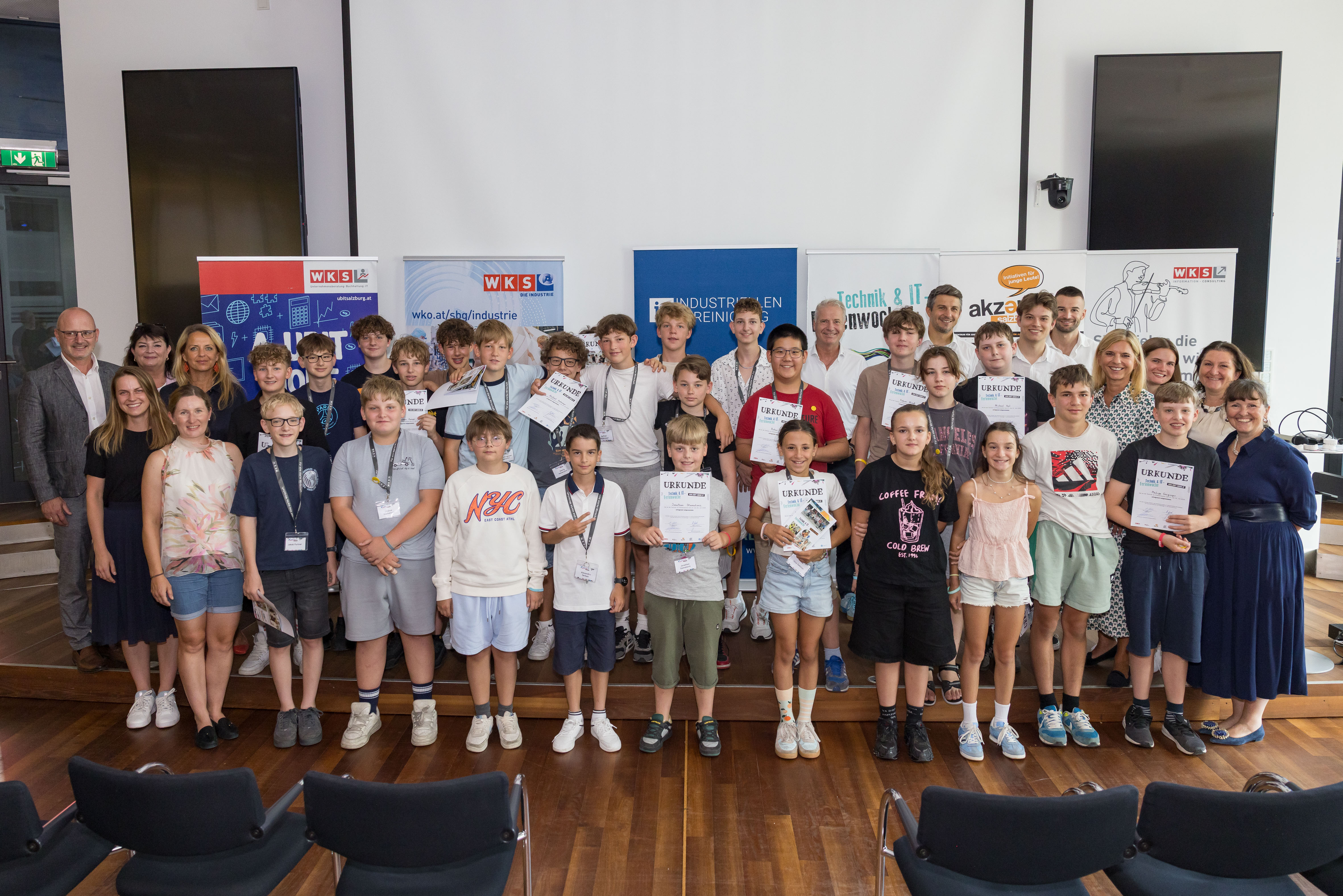 Gruppenfoto mit allen teilnehmenden Jugendlichen, Firmenvertretern, Ehreng&auml;sten und dem Organisationsteam bei der Abschlusspr&auml;sentation.